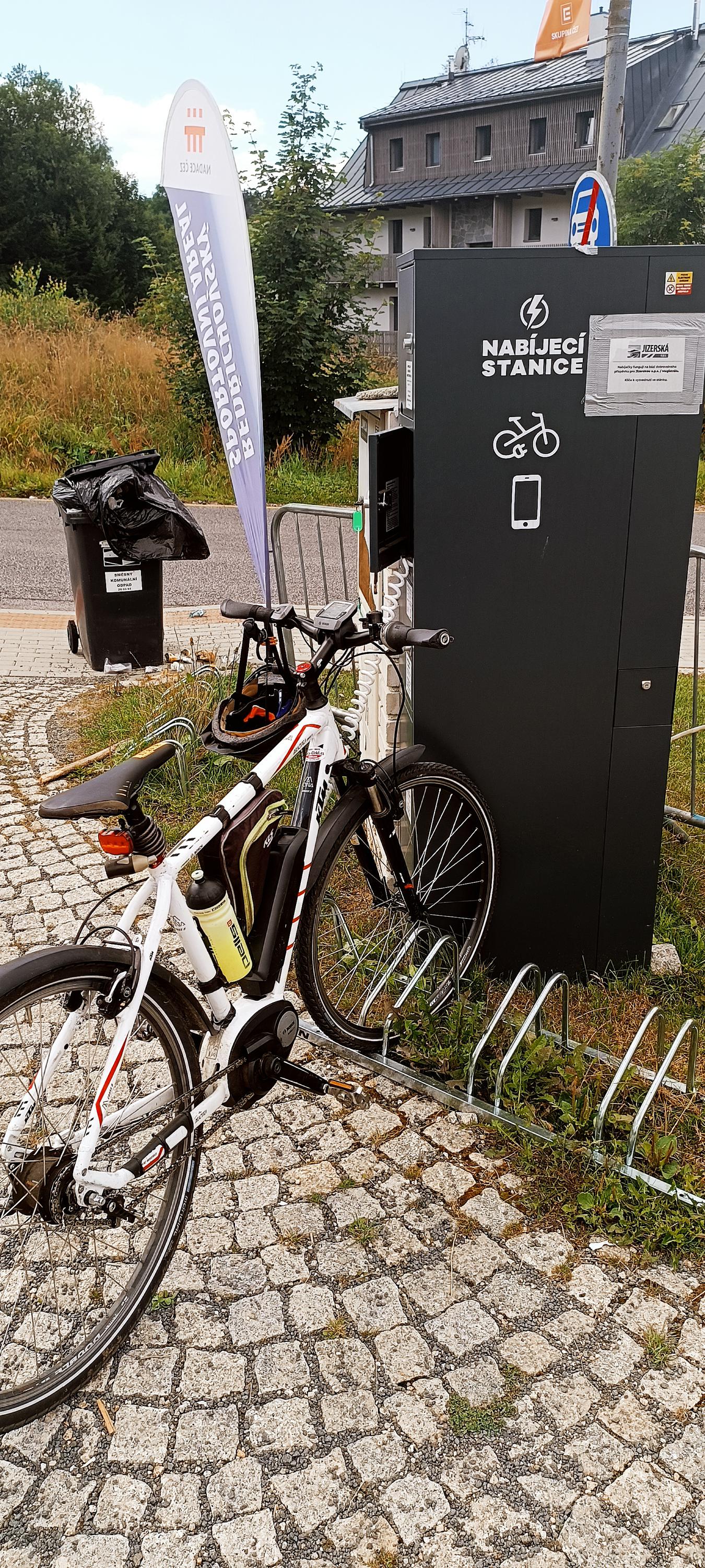 Nabíjecí stanice pro elektrokola a mobilní zařízení foto 5