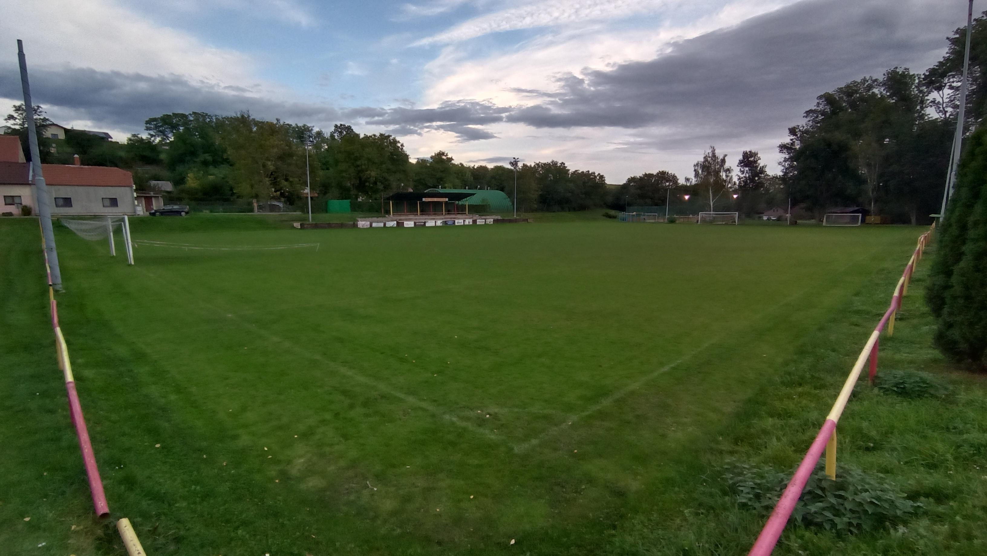 Fotbalové hřiště TJ Sokol Holubice foto 3
