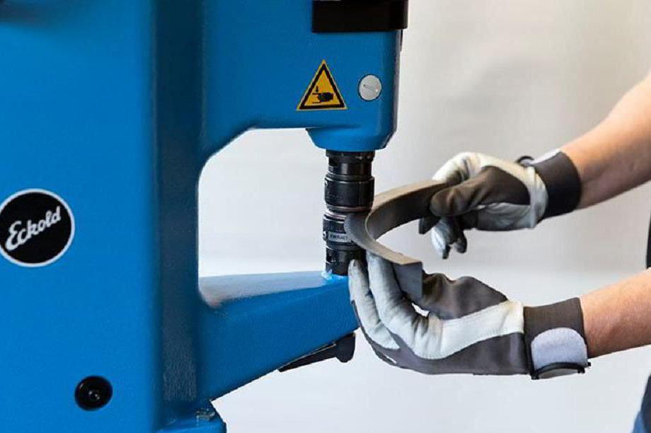 Dodáváme tvářecí stroje a zařízení.