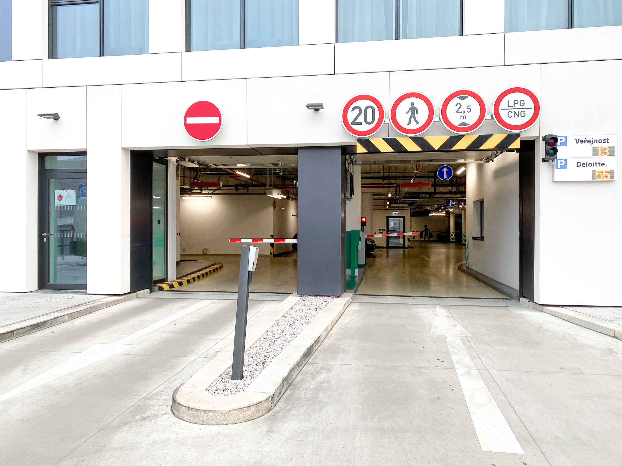 MR.PARKIT - Parking Churchill Square foto 3