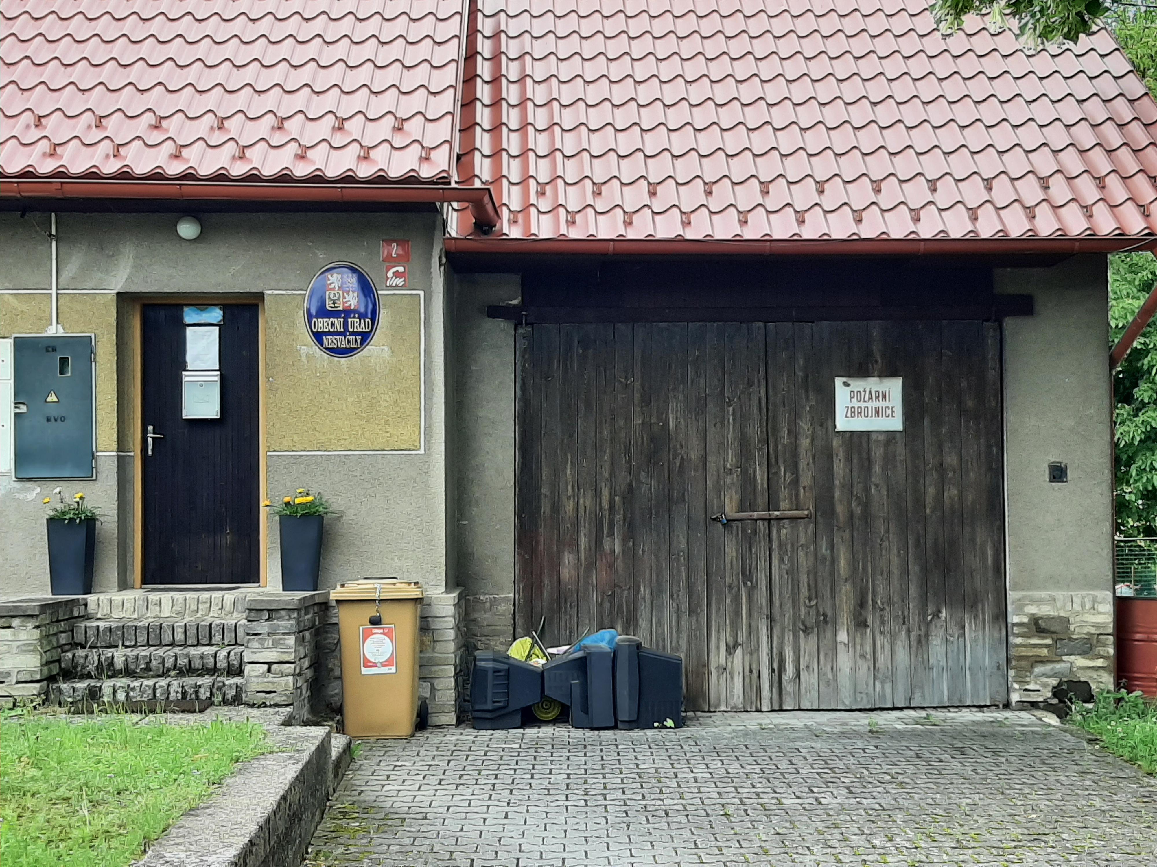 Nesvačily - obecní úřad foto 3