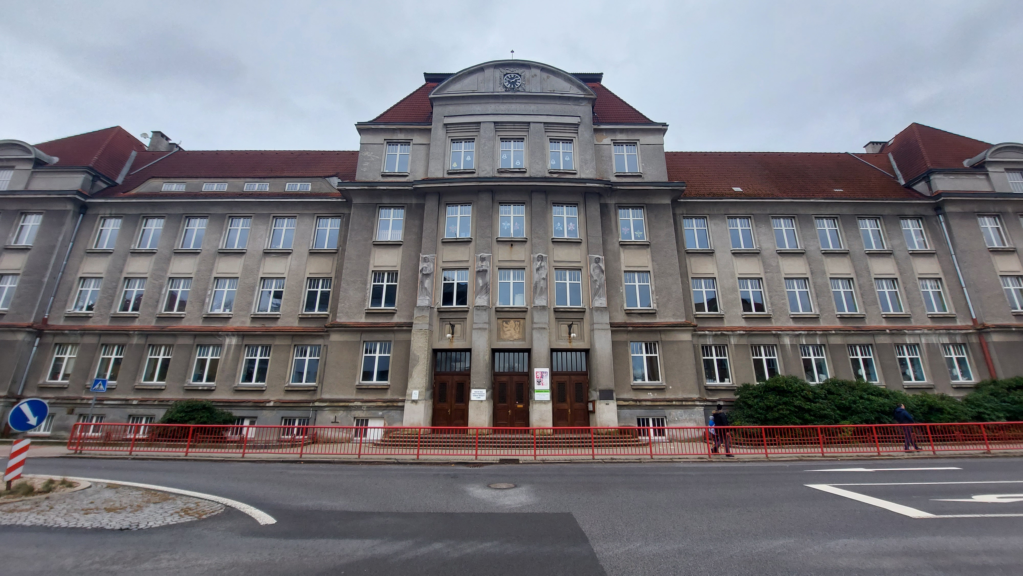 ZŠ s rozšířenou výukou jazyků, Liberec, Husova foto 2