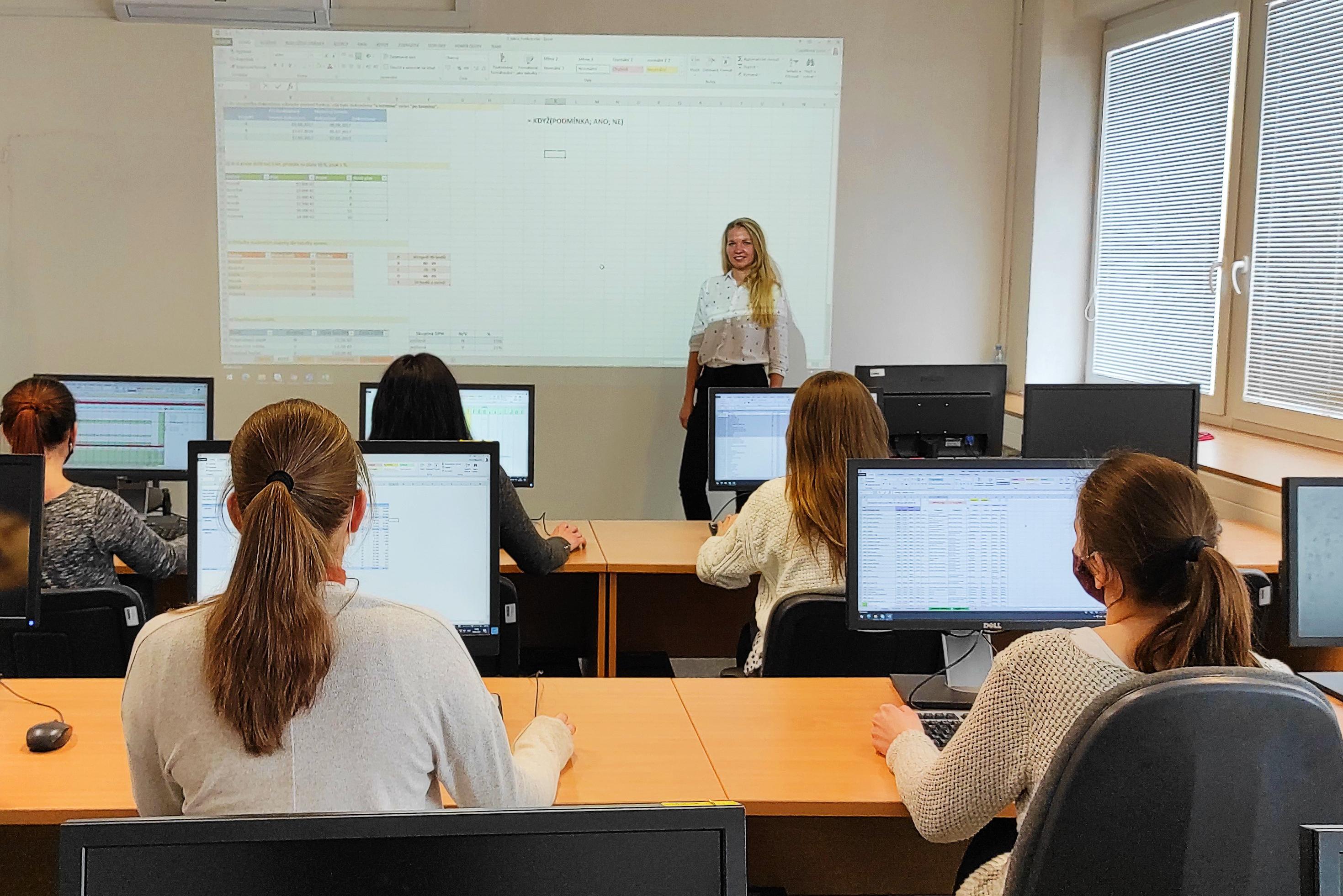 EXCEL HROU Ing. Lucie Cagášková