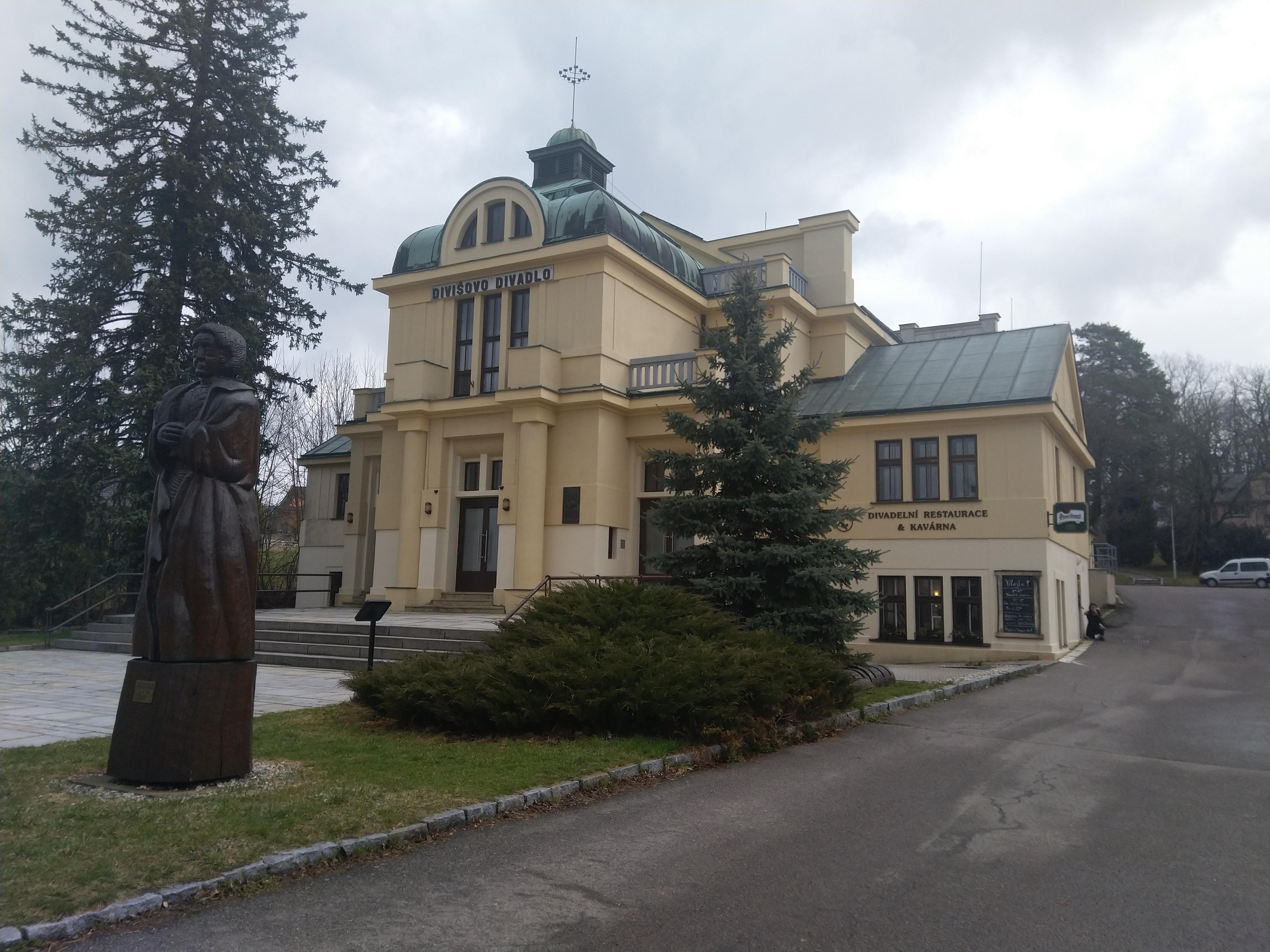 Divadelní restaurace a kavárna foto 2