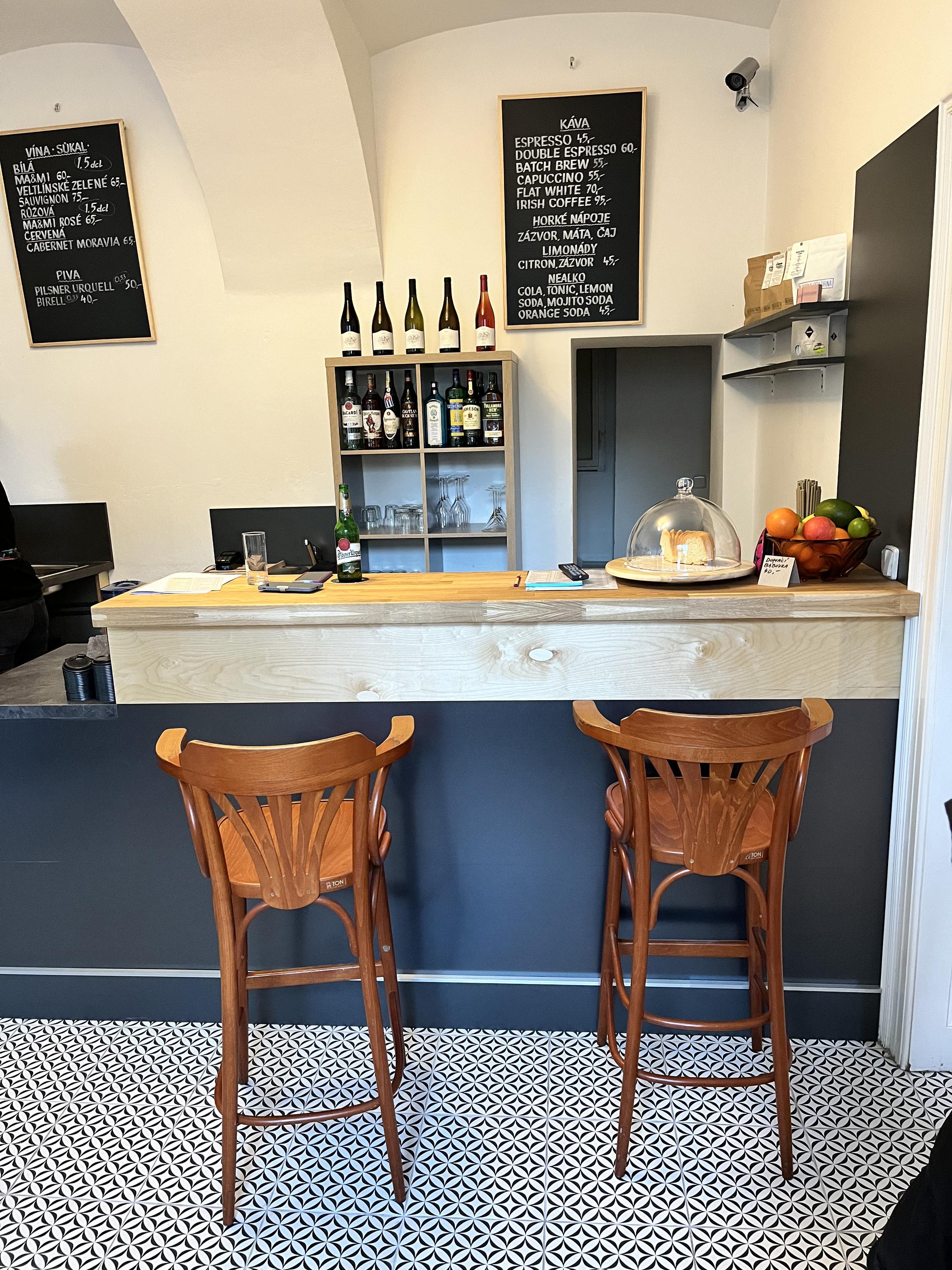 Coffee and wine U zábradlí foto 3