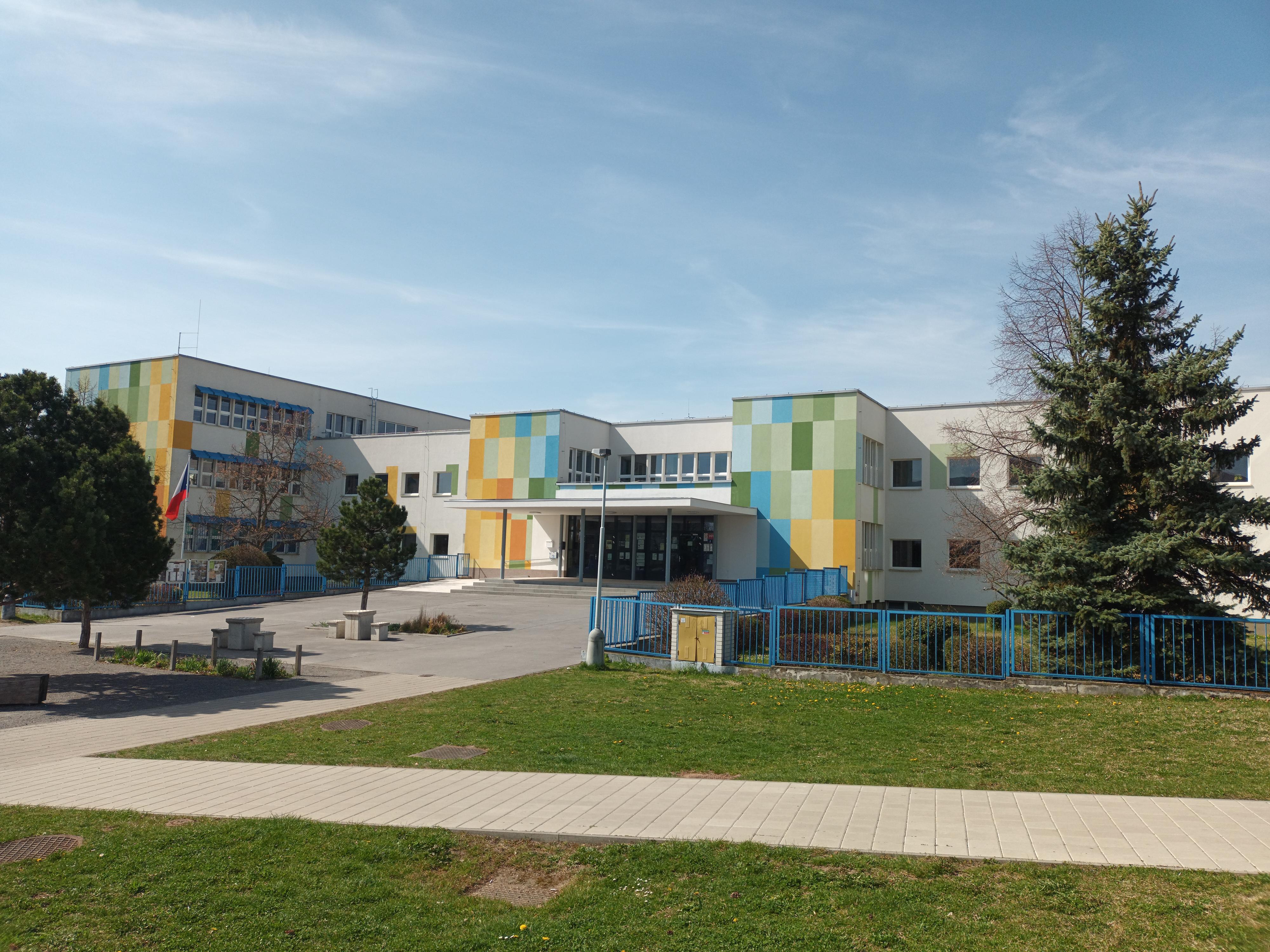 ZŠ Praha-Petrovice, Dopplerova foto 3