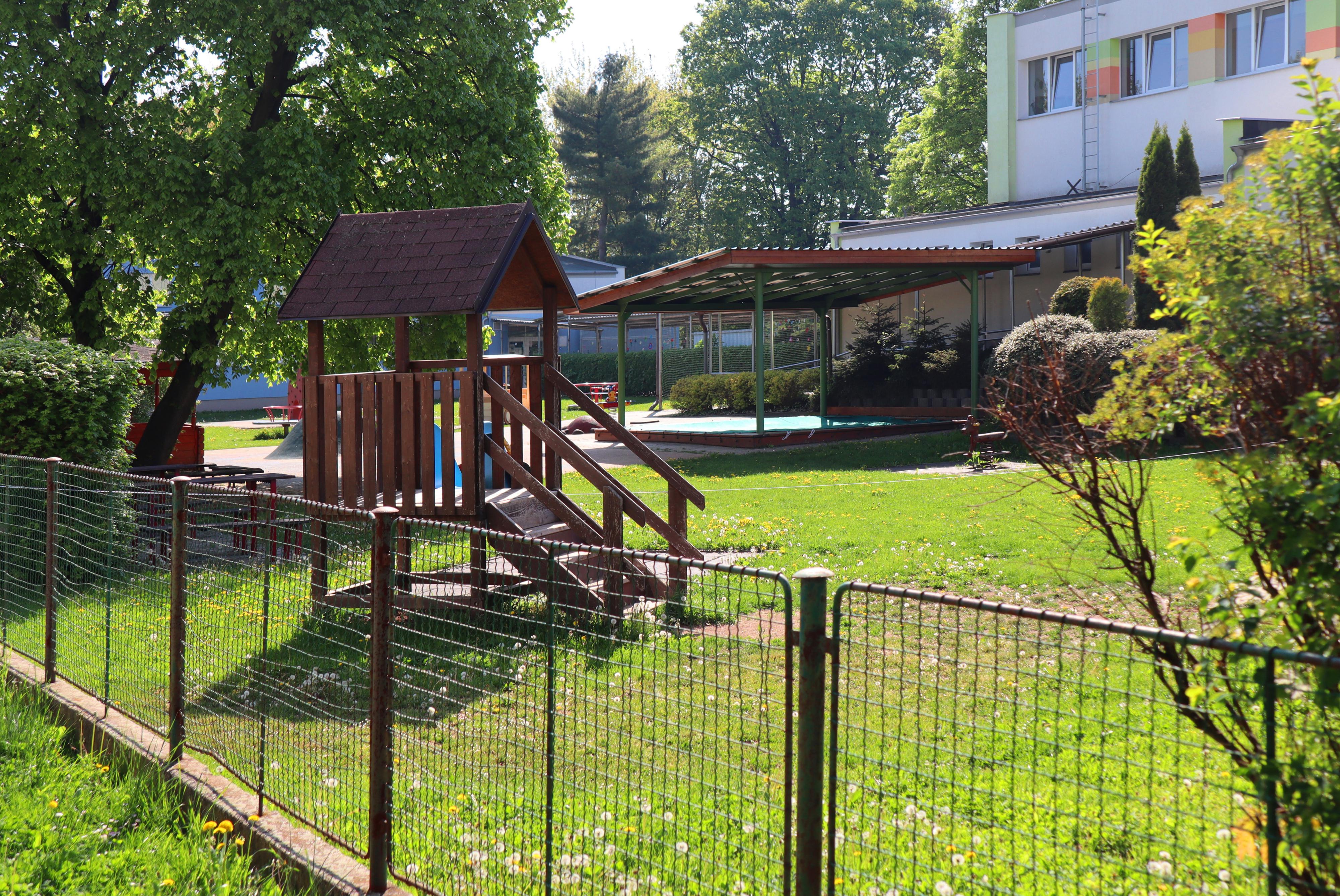 ZŠ Pardubice-Polabiny, Družstevní foto 3