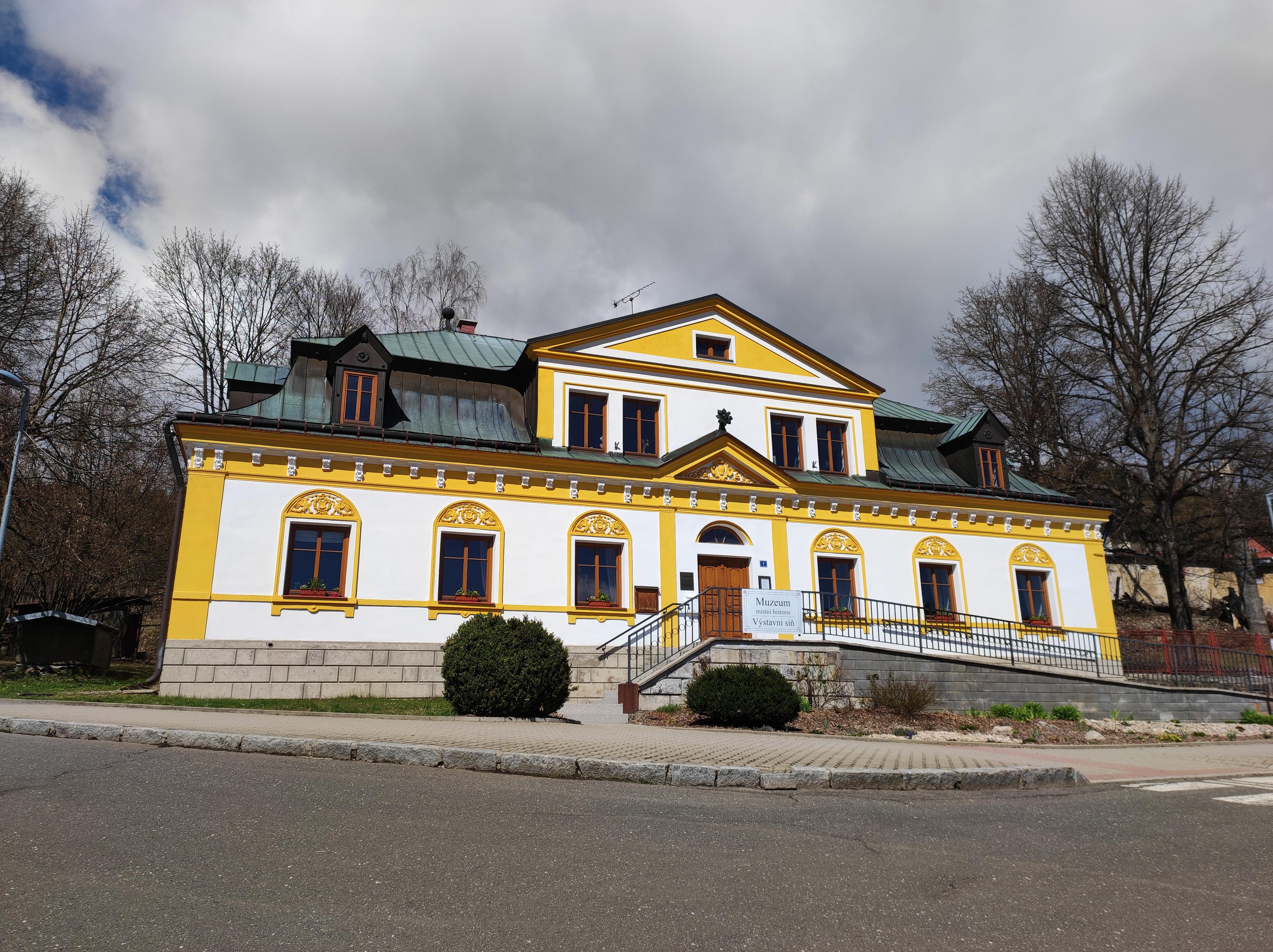 Kulturní středisko – Zámeček foto 2