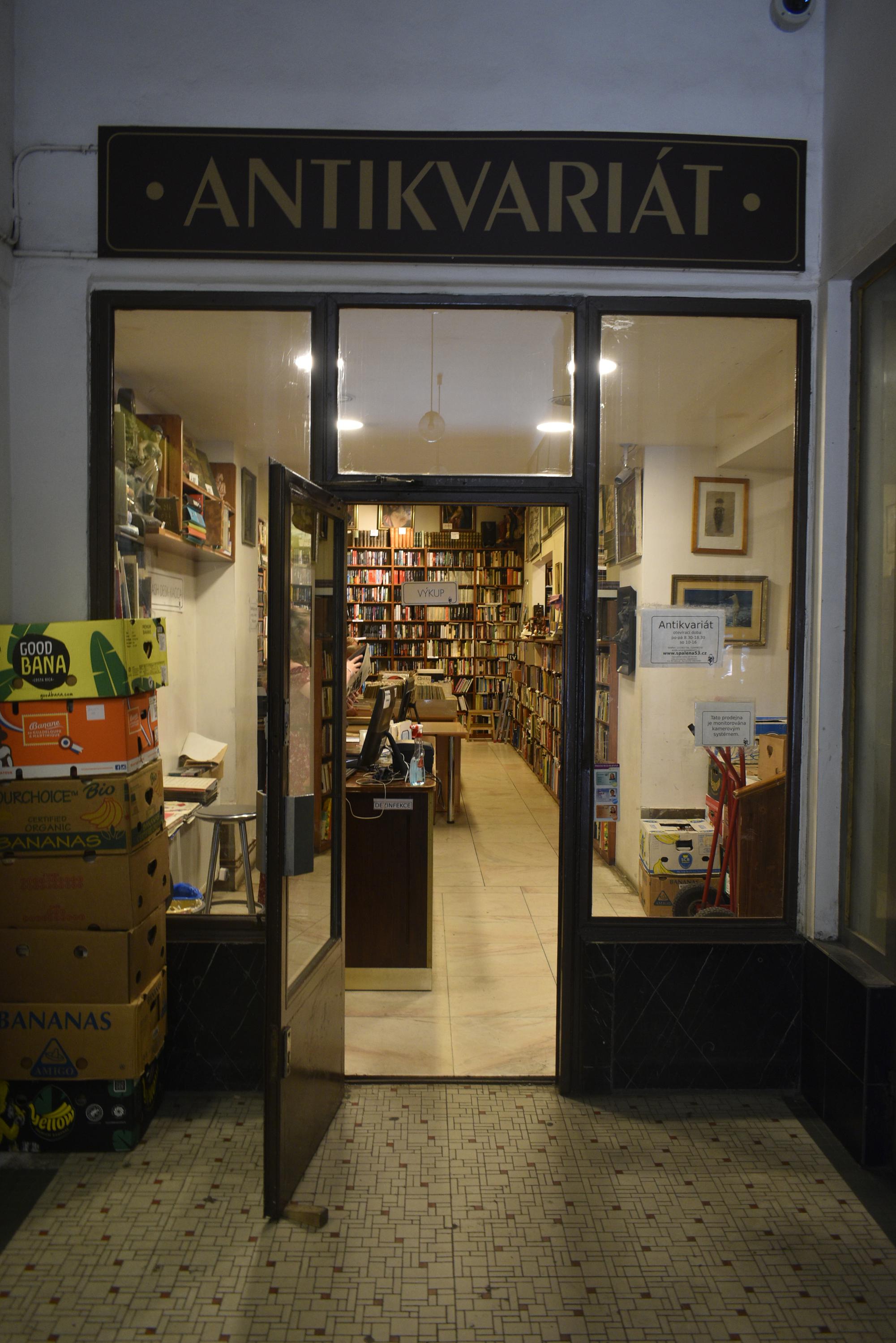 Knihkupectví a antikvariát Spálená 53 foto 4