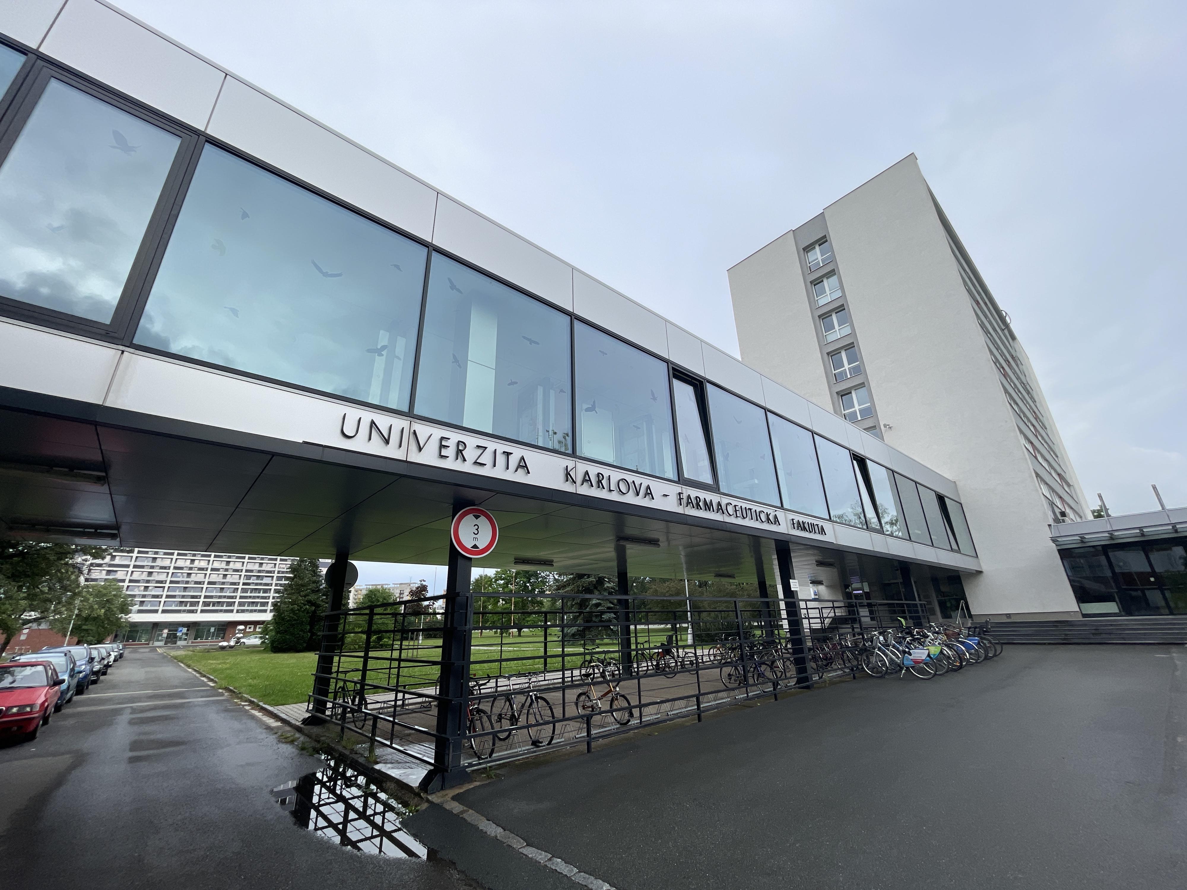 Katedra analytické chemie Farmaceutické fakulty - Univerzita Karlova foto 2