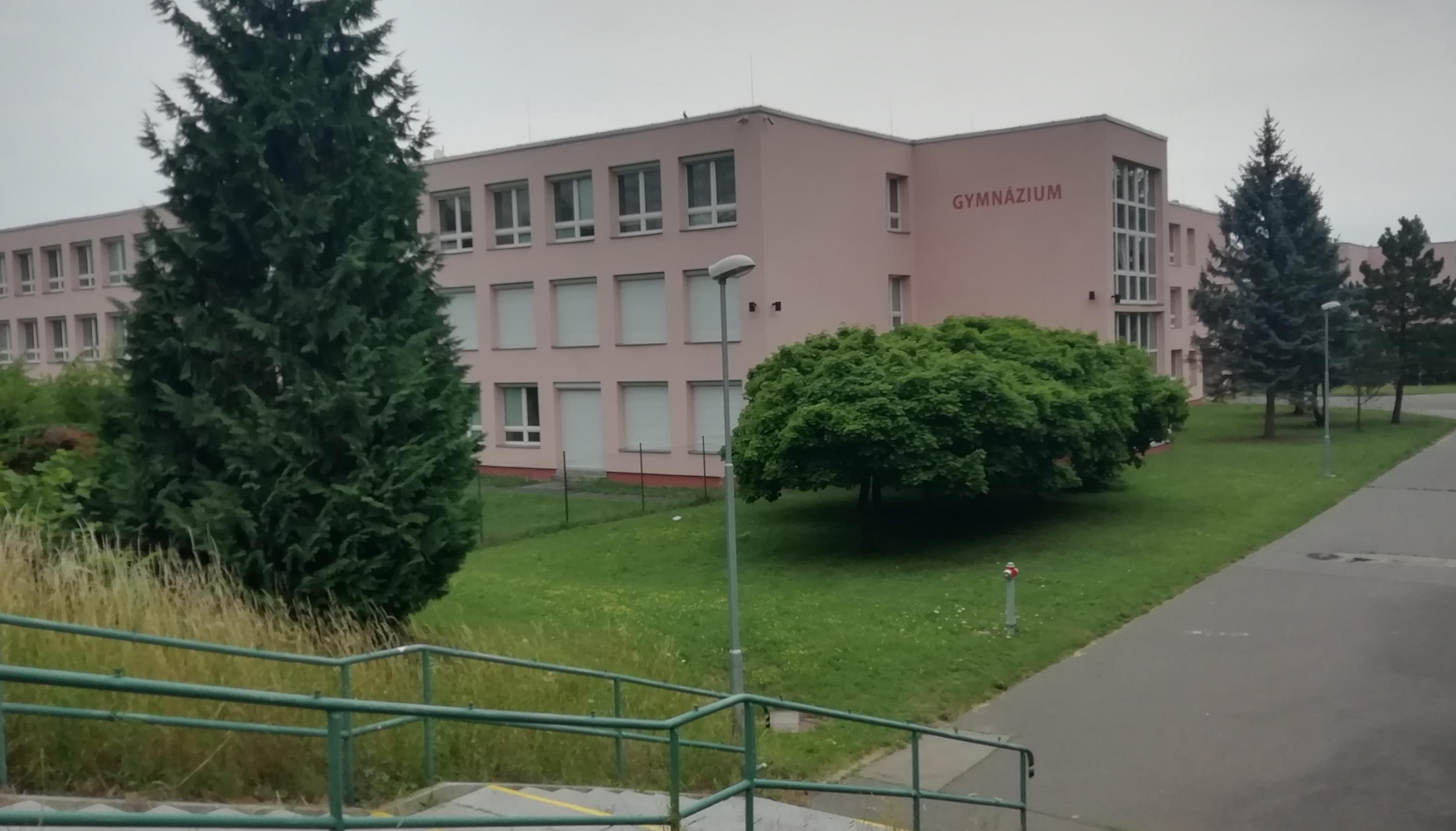 Gymnázium, Praha 8, Ústavní 400 foto 2