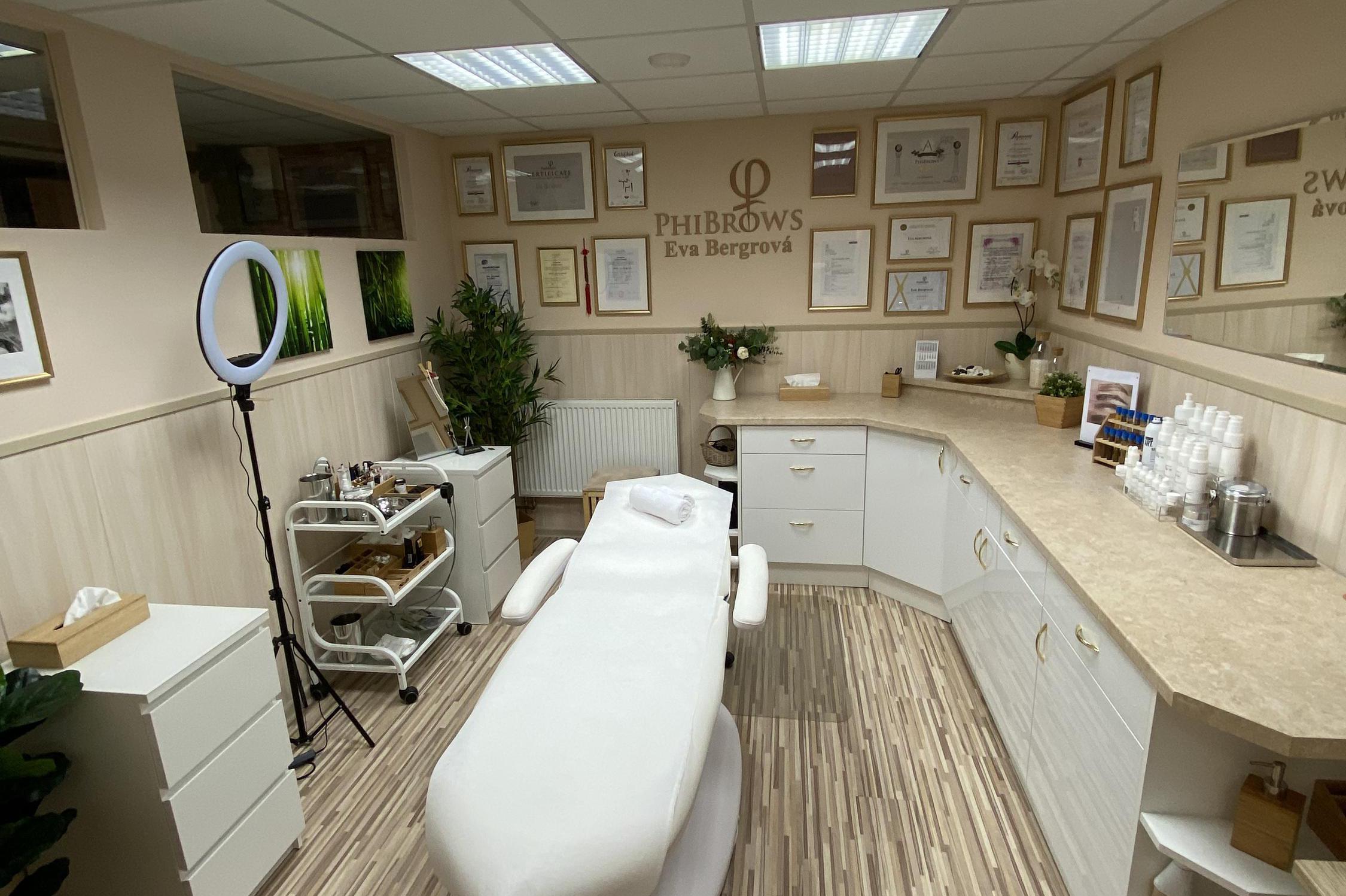 Eva Bergrová - permanentní make - up foto 1