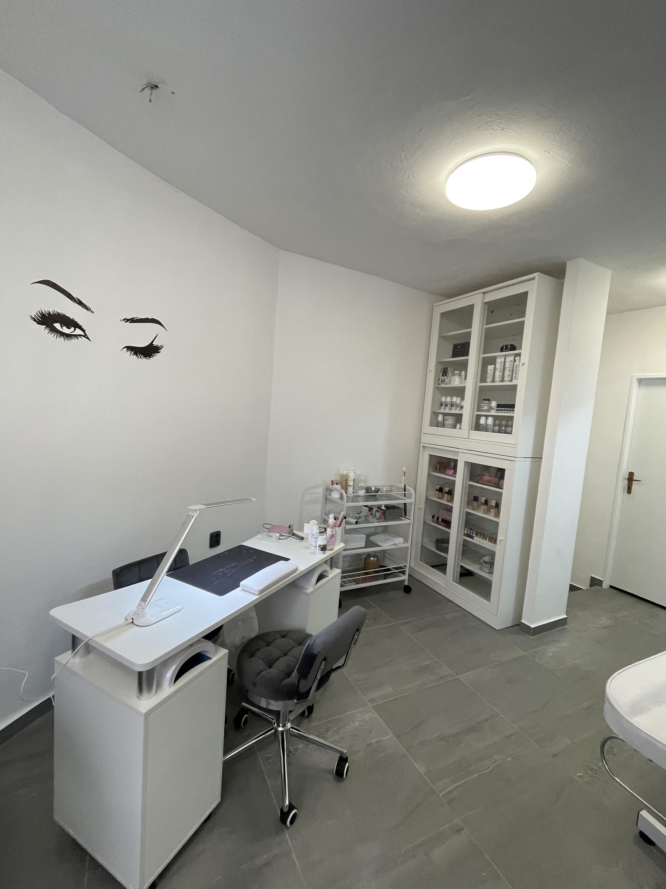 Wings Beauty Salon foto 1