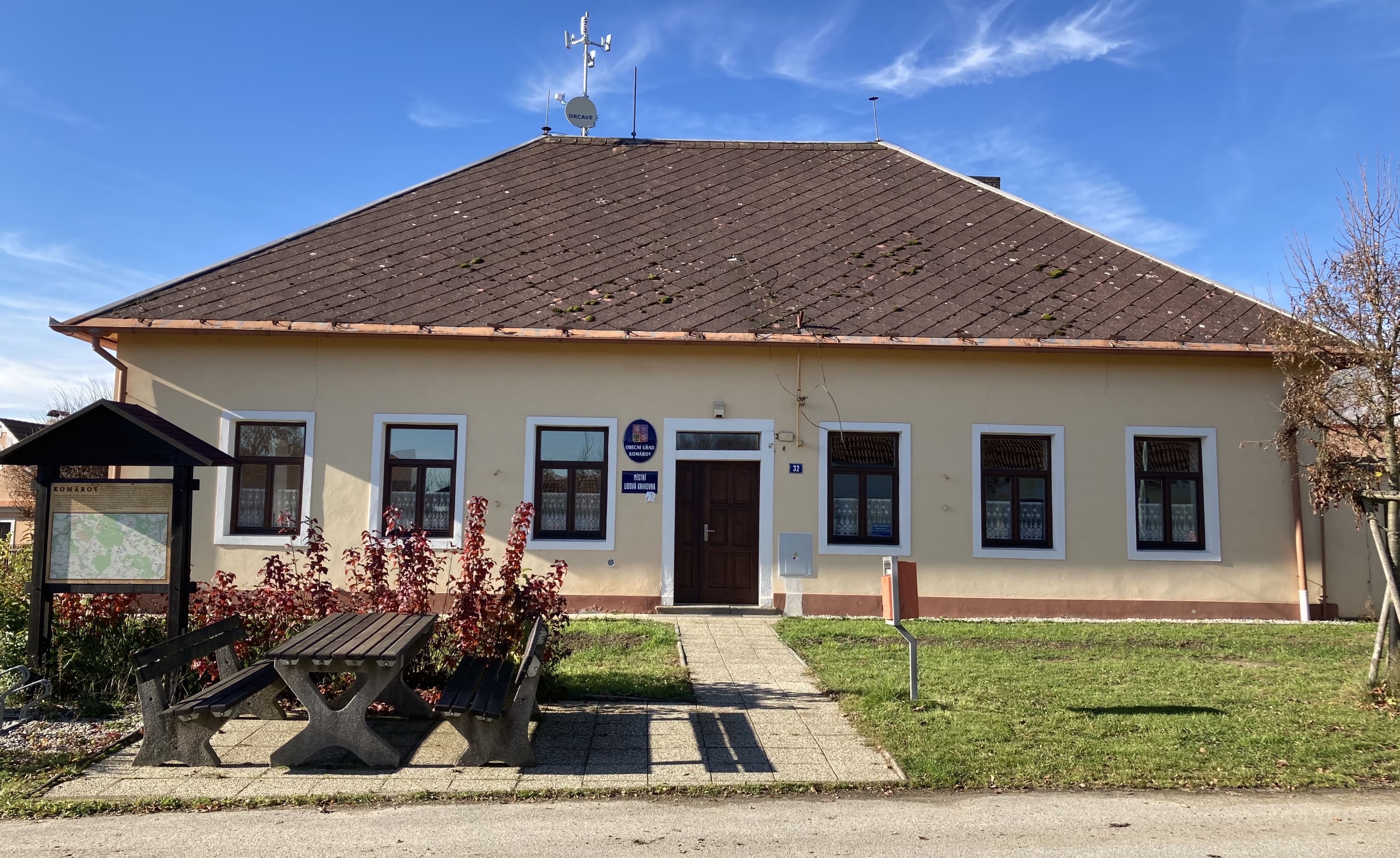 Komárov - obecní úřad foto 2