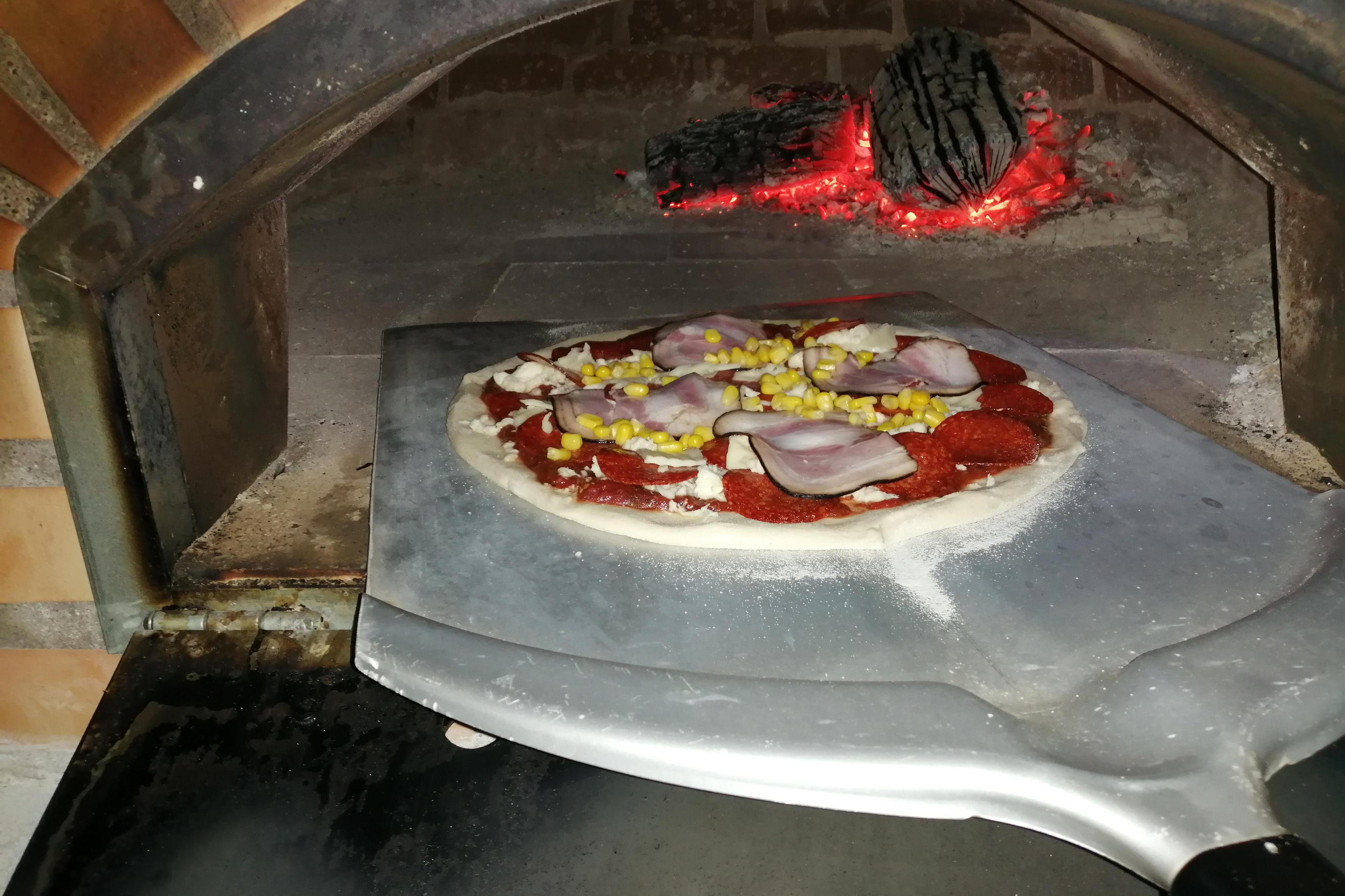Pizza z kamenné pece
