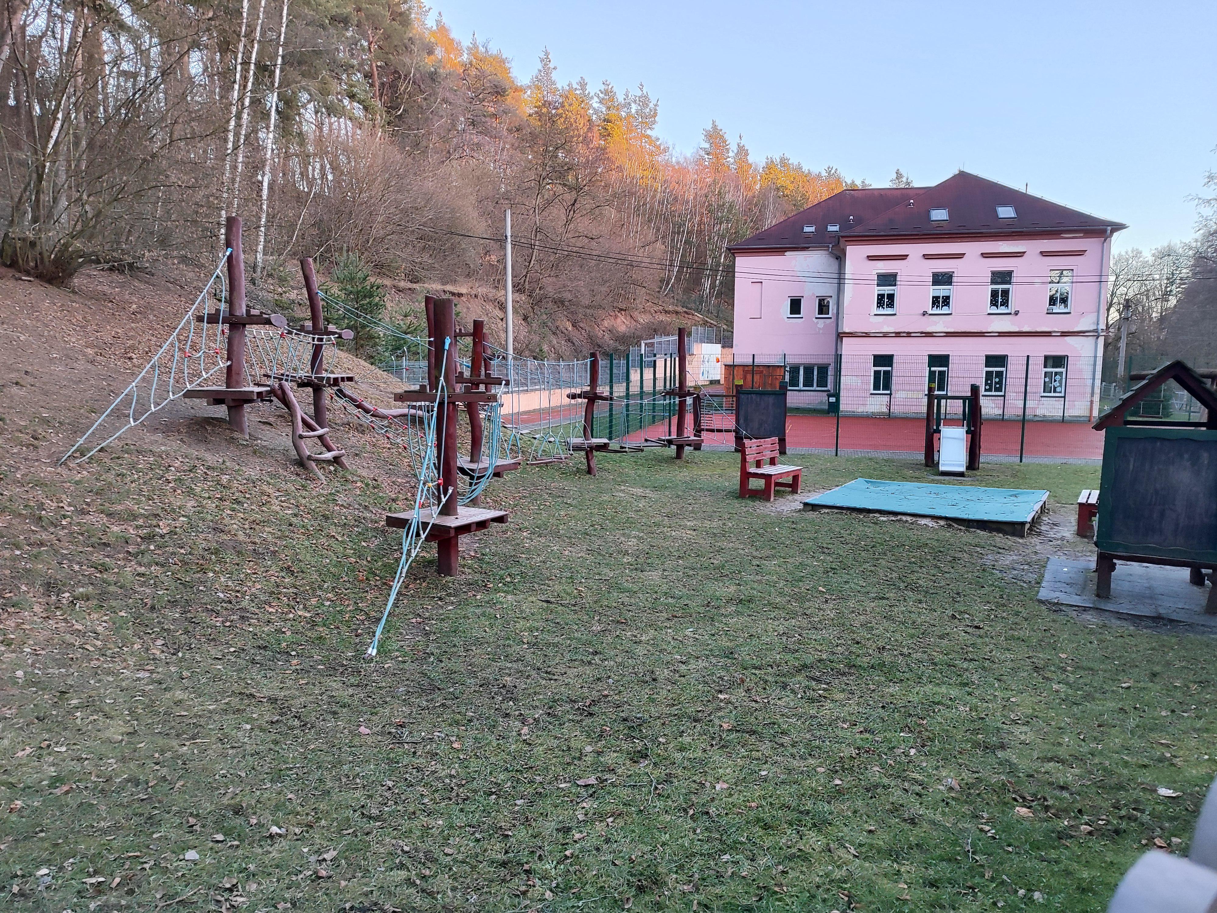 ZŠ a MŠ Regionu Karlovarský venkov, Sadov foto 2