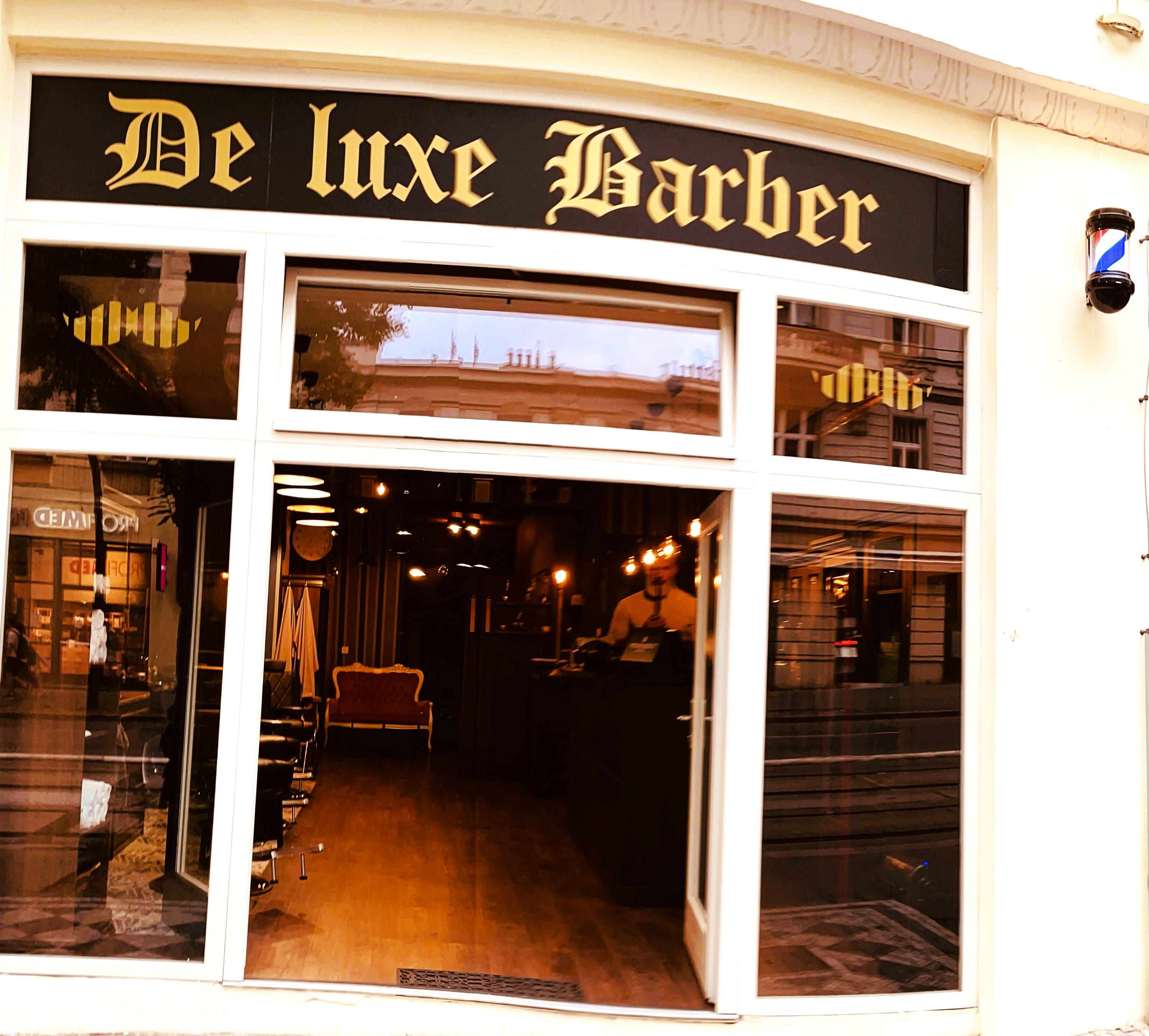 De Luxe Barber