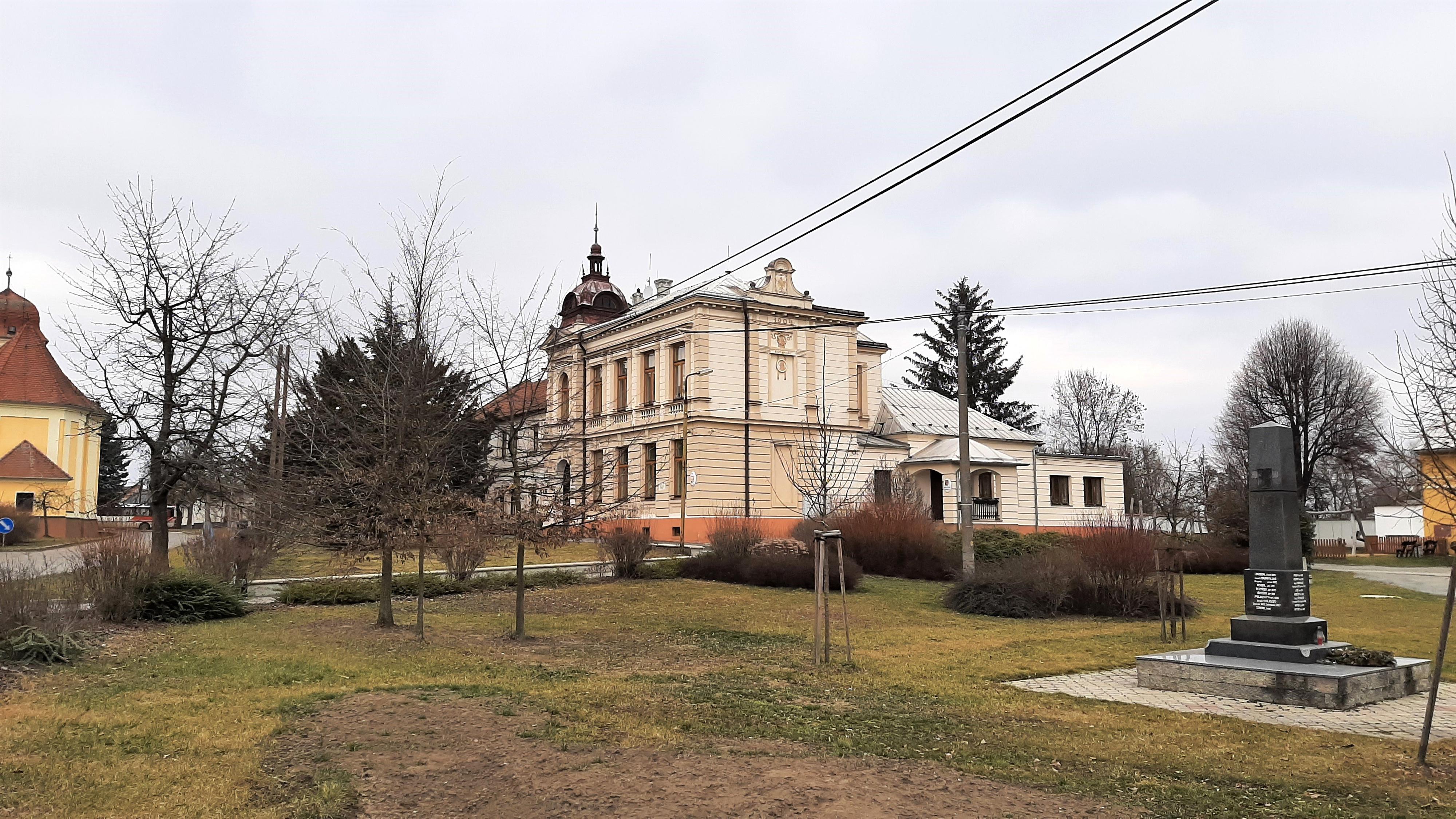 Lobodice - obecní úřad foto 3
