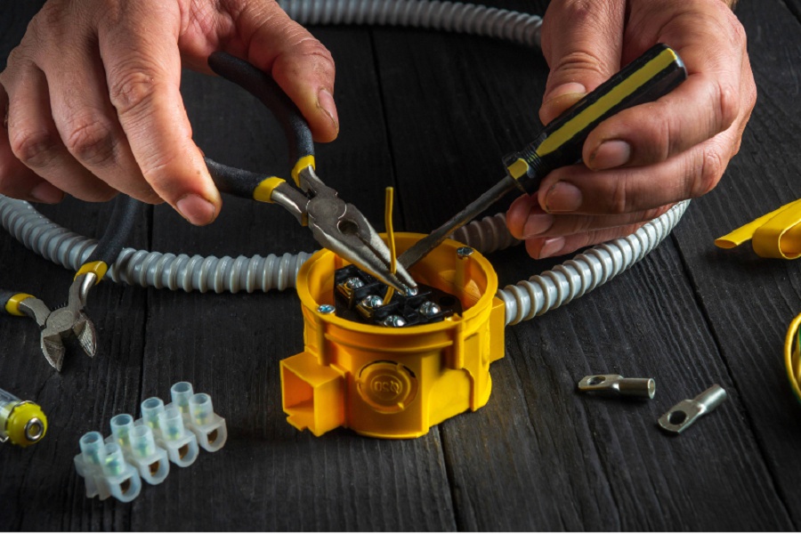 Opravy a údržba elektroinstalací