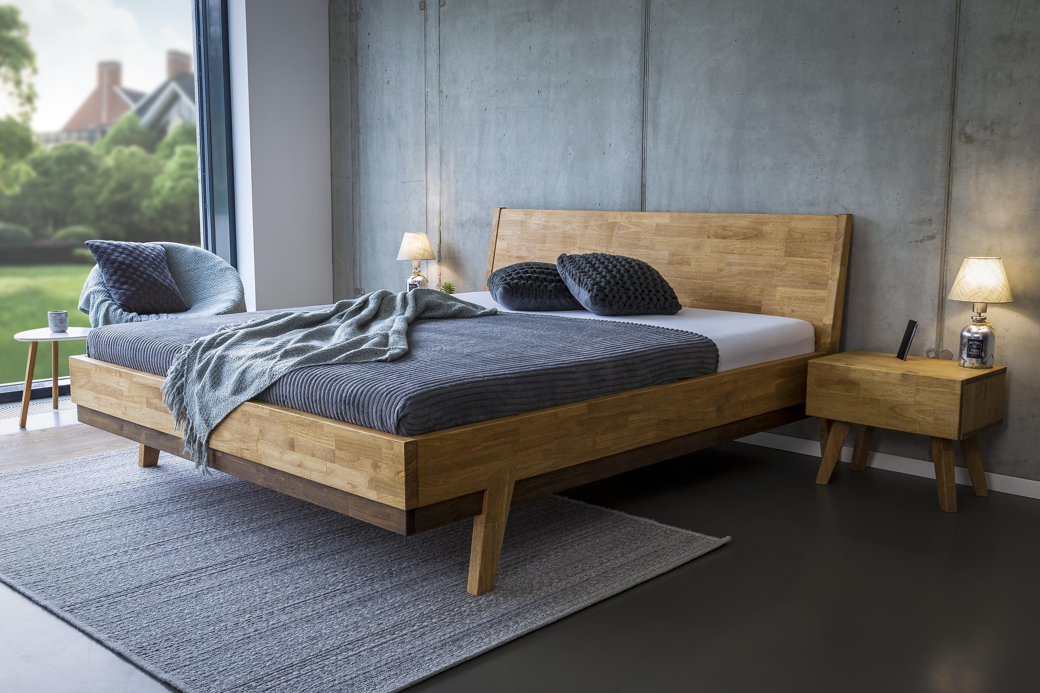 Postel z dubového masivu