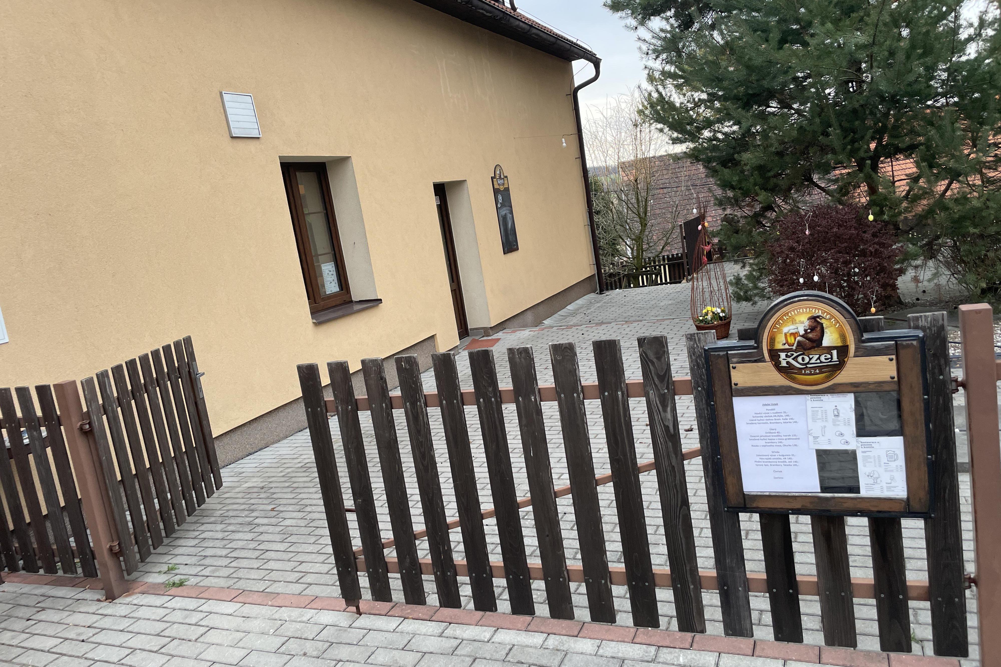 Restaurace a penzion U Kostela