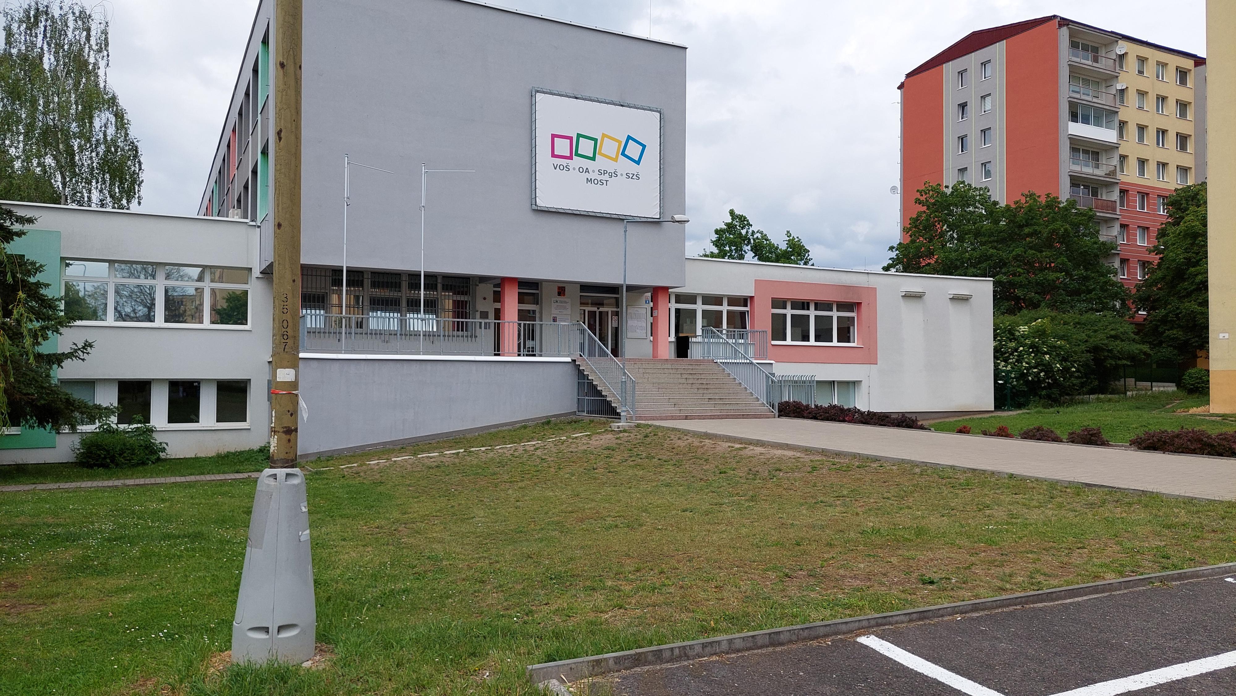 Vyšší odborná škola ekonomická, sociální a zdravotnická Most foto 3