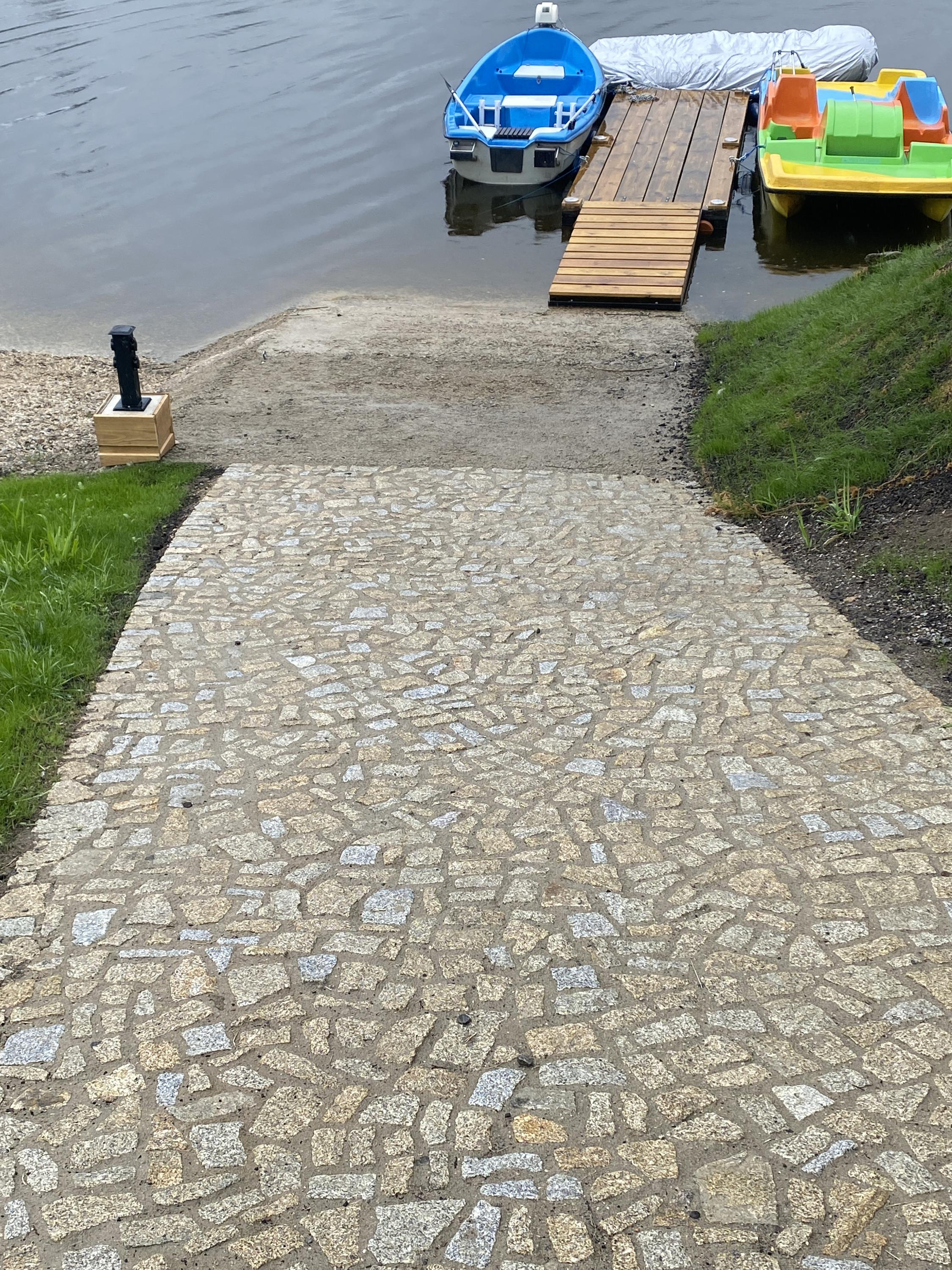 Půjčovna lodí a šlapadel Marina Frymburk foto 2