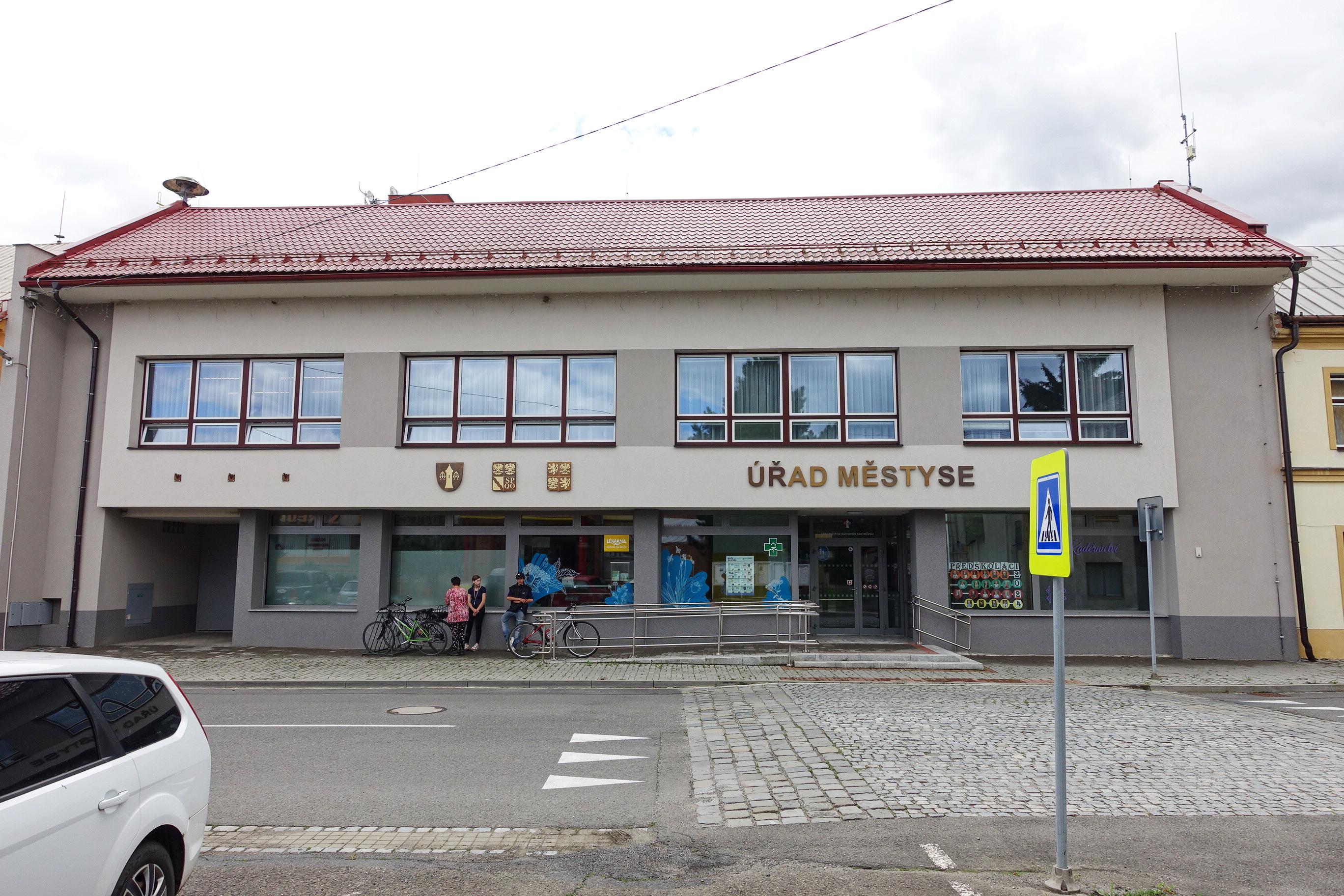 Hustopeče nad Bečvou - úřad městyse foto 2