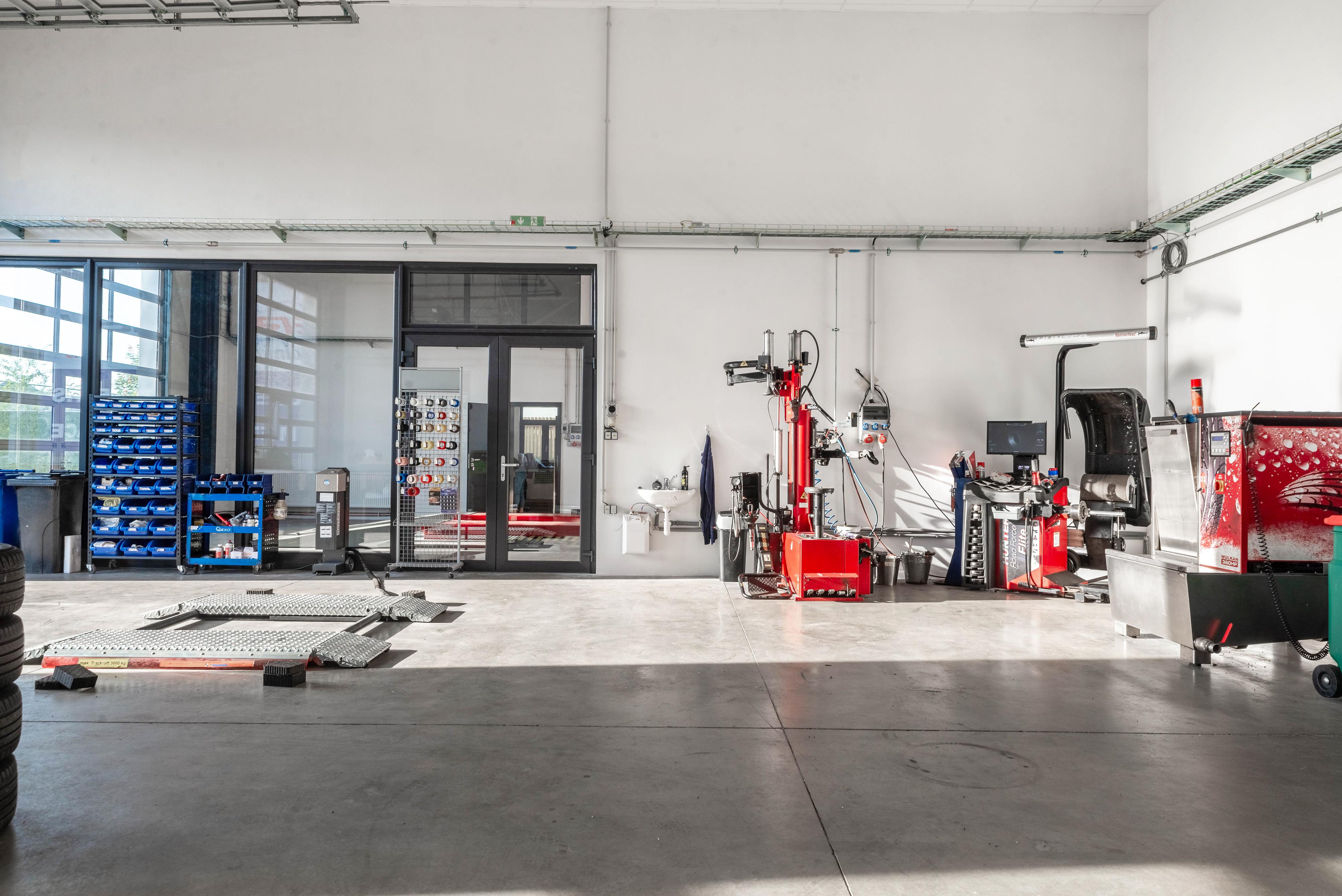 Mertlík.eu - profesionální osobní a nákladní servis foto 2