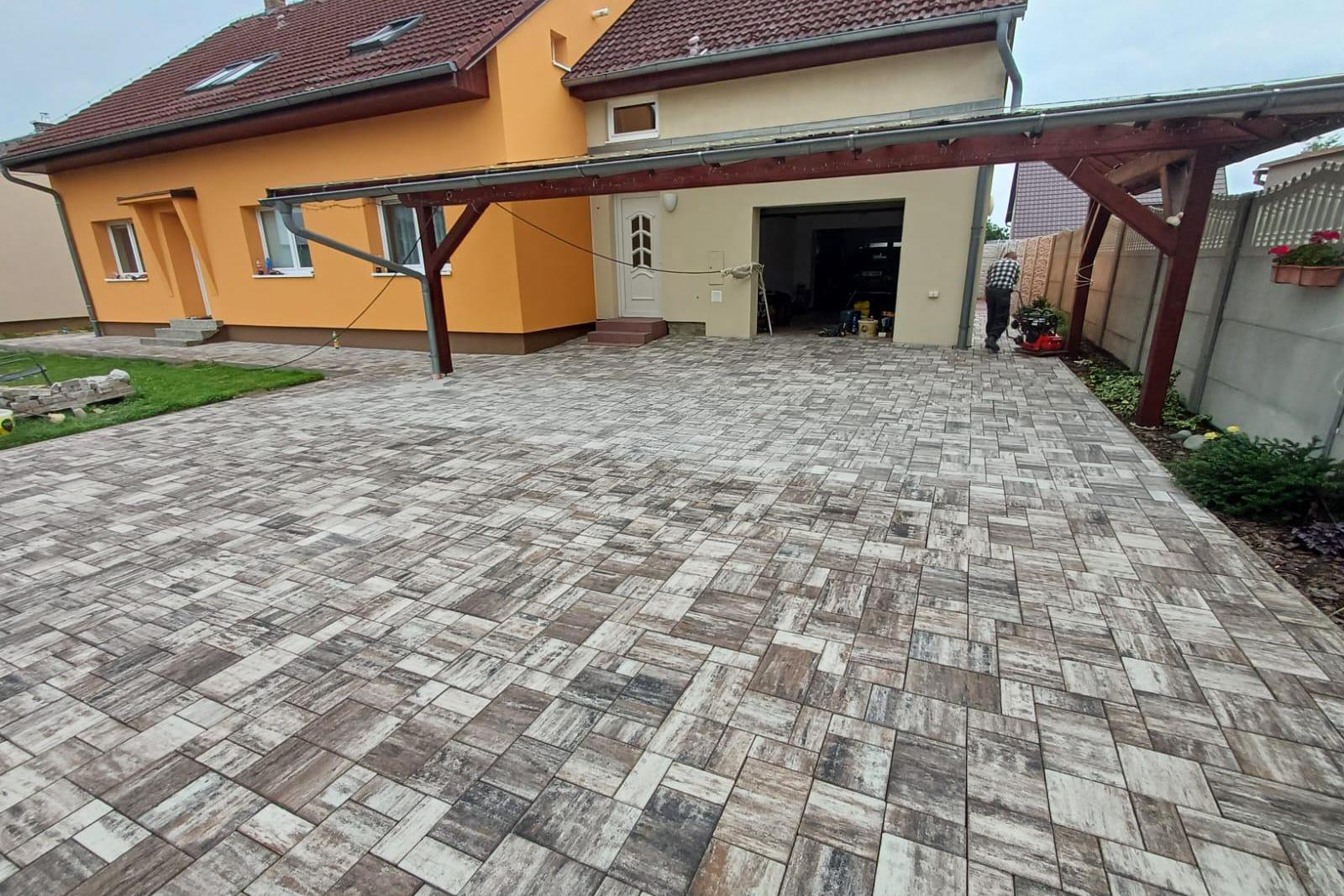 Zámkové dlažby Nikolas Tomko