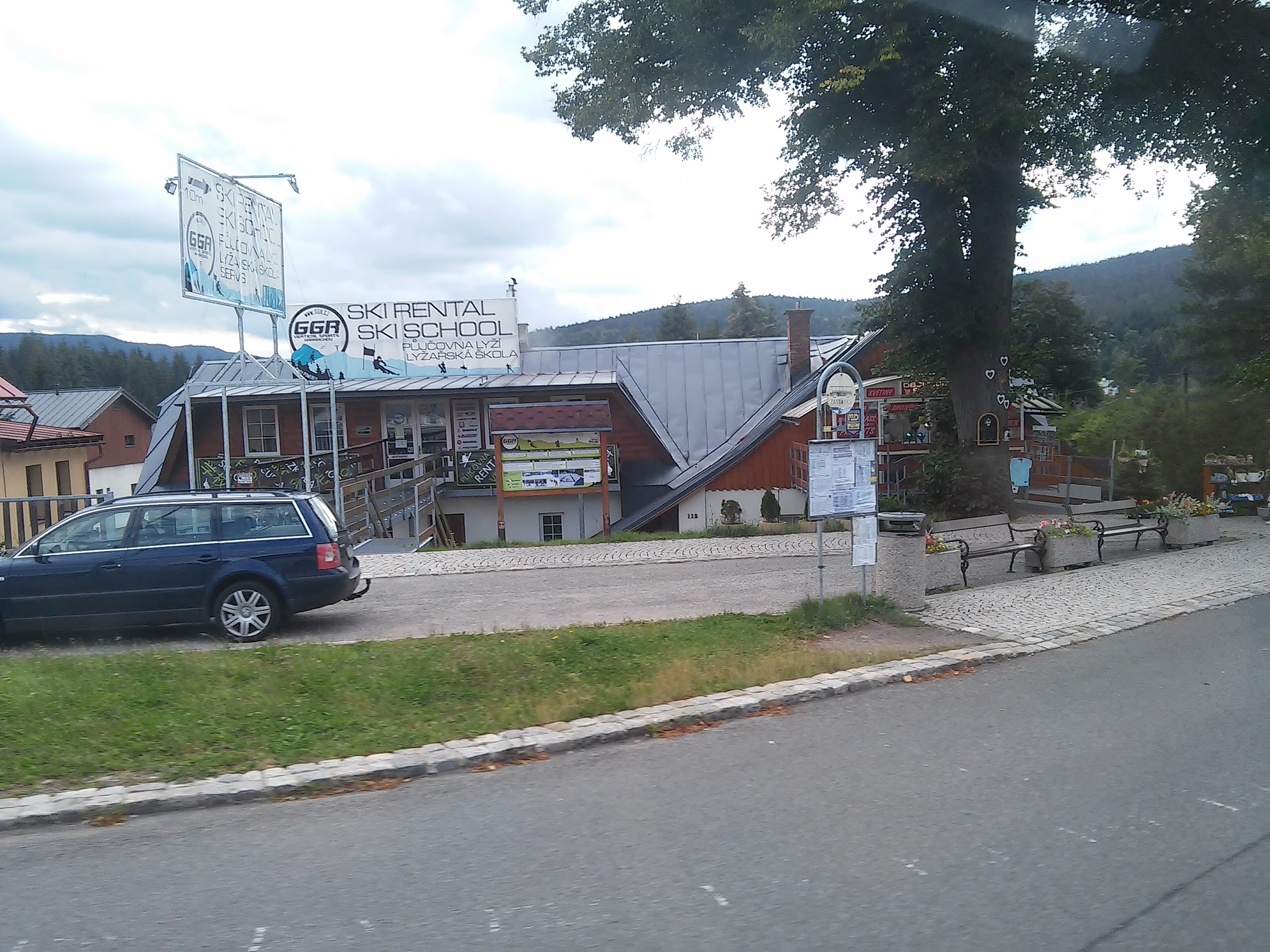 Obchůdek pod lipami foto 2