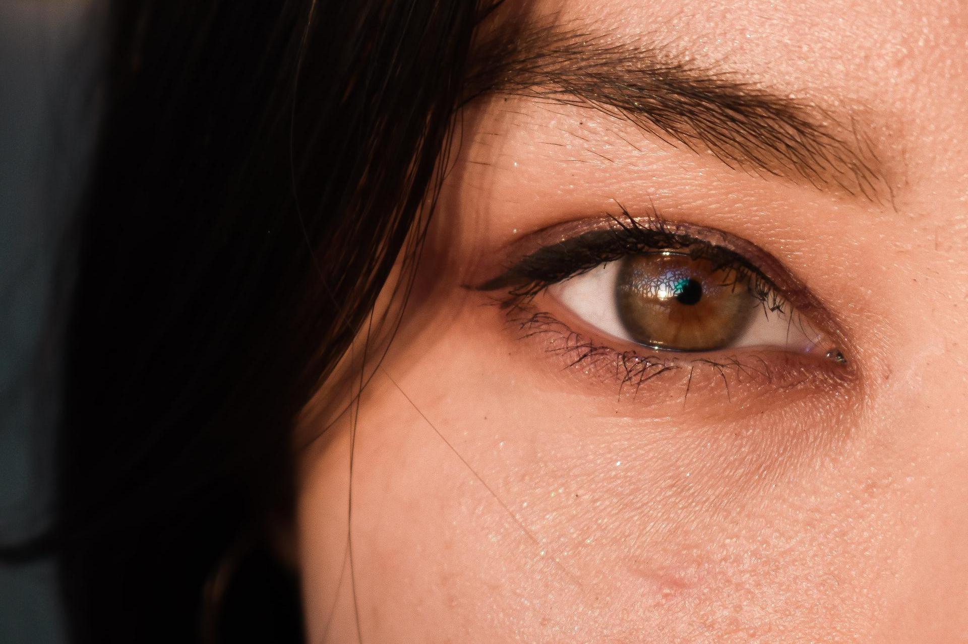 Trápí Vás povislá oční víčka či váčky pod nimi?