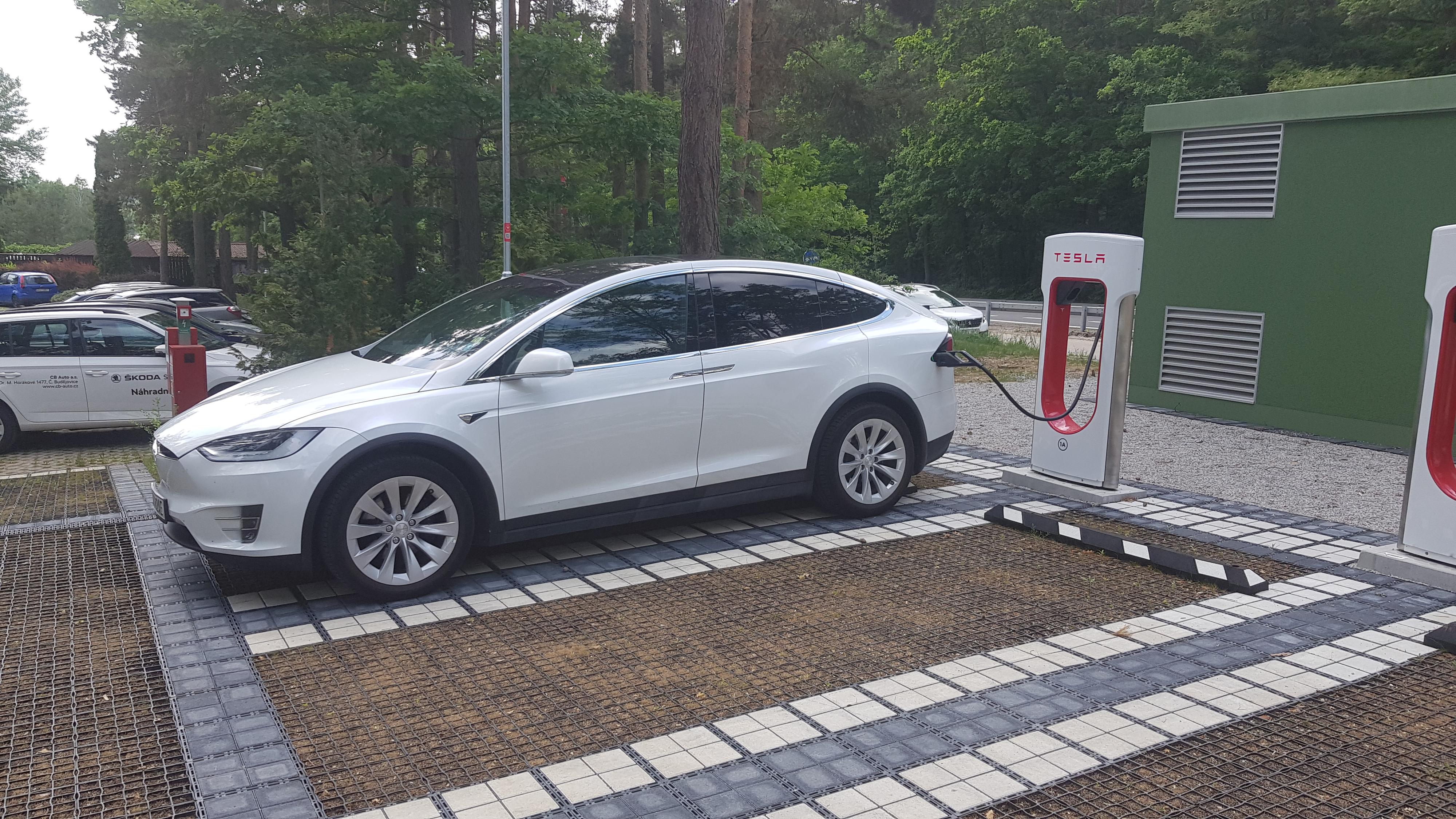 Nabíjecí stanice Tesla supercharger foto 2