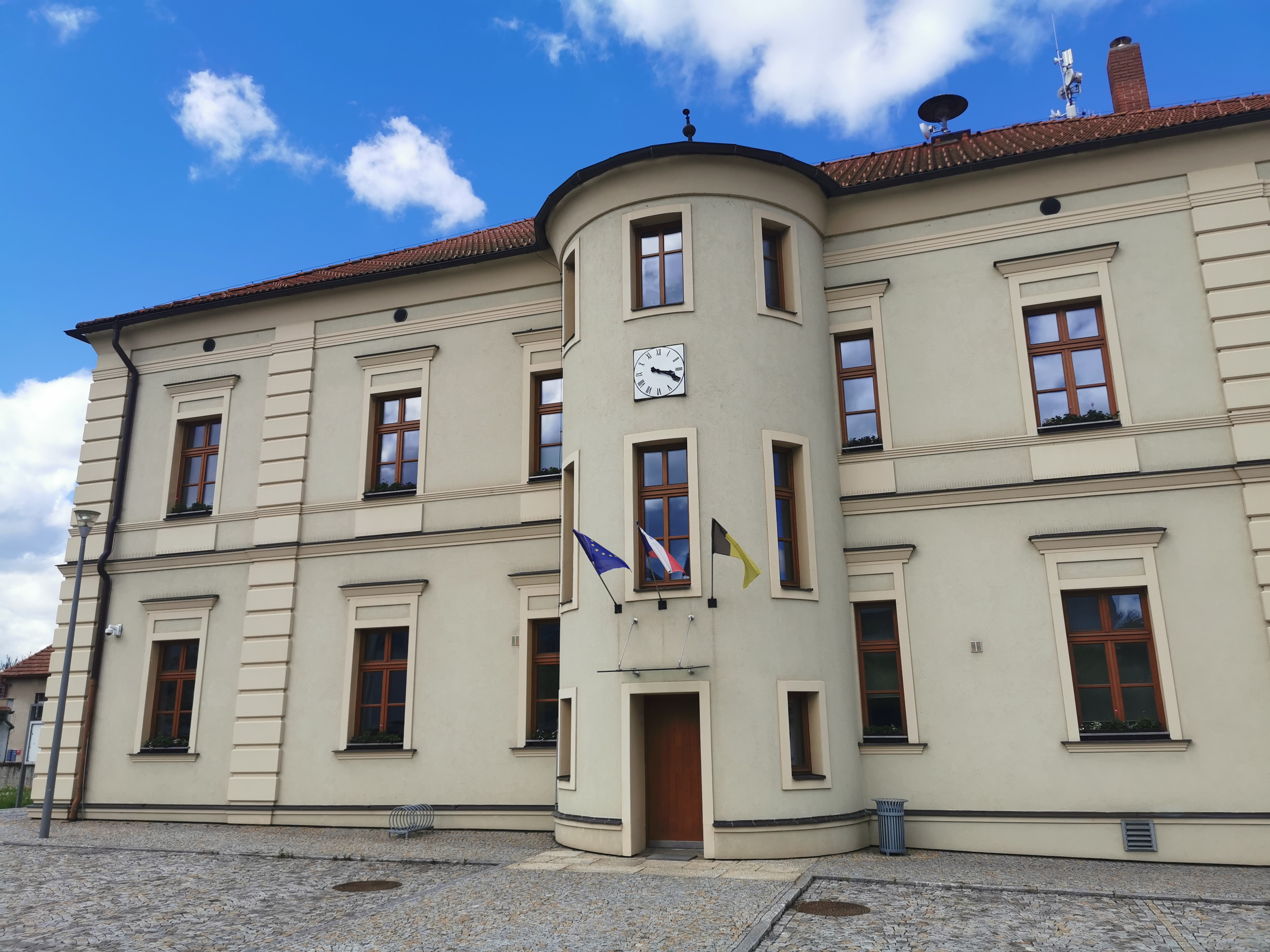 Dolní Břežany - obecní úřad foto 2