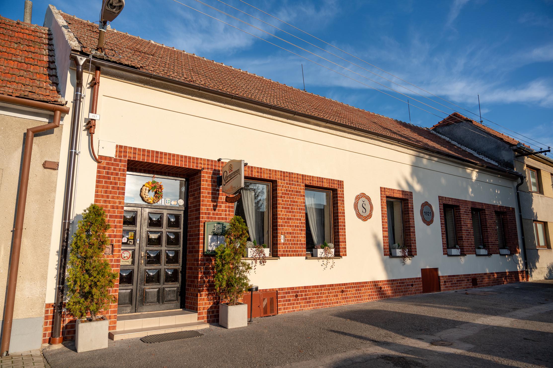 Restaurace-Pension-Vinařství U Šťastných