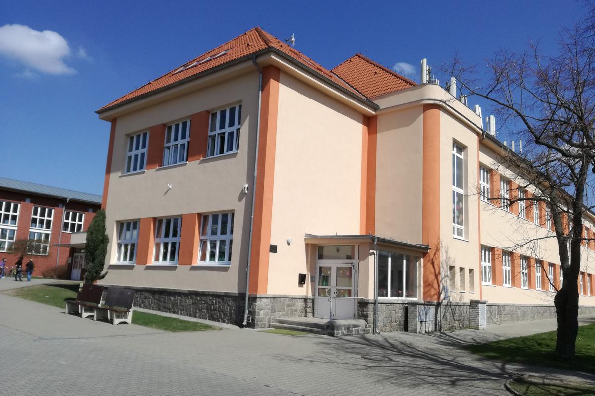 Základní škola, Starodubečská 413