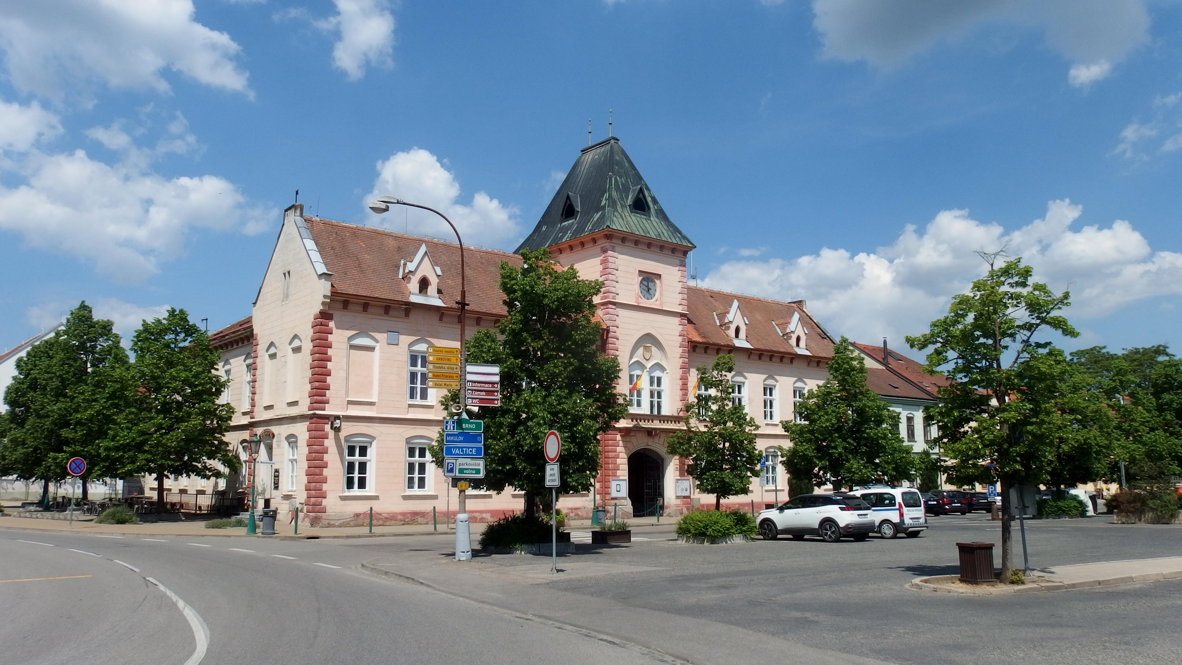 Lednice - obecní úřad foto 3