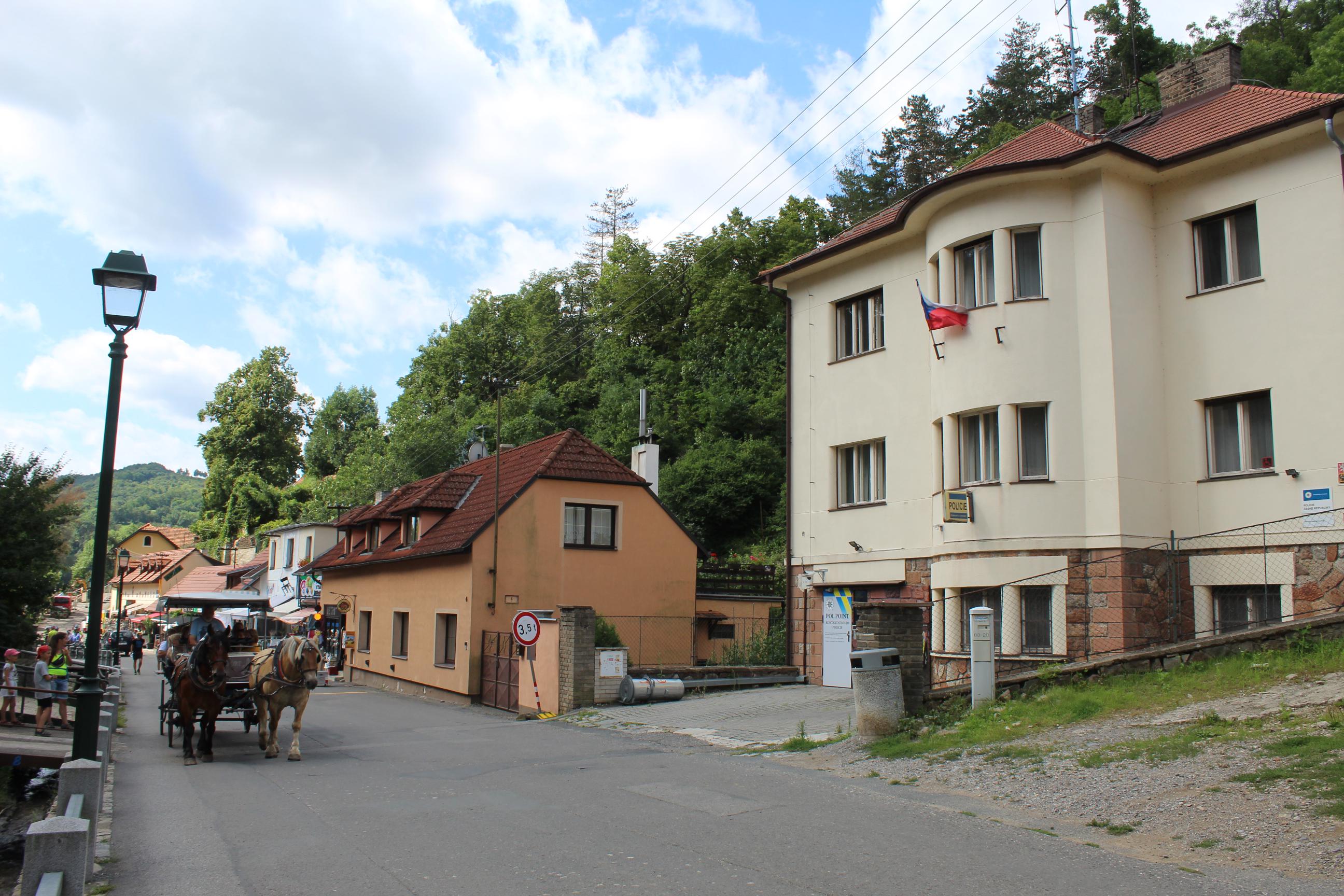 Policie ČR - Obvodní oddělení Karlštejn foto 2