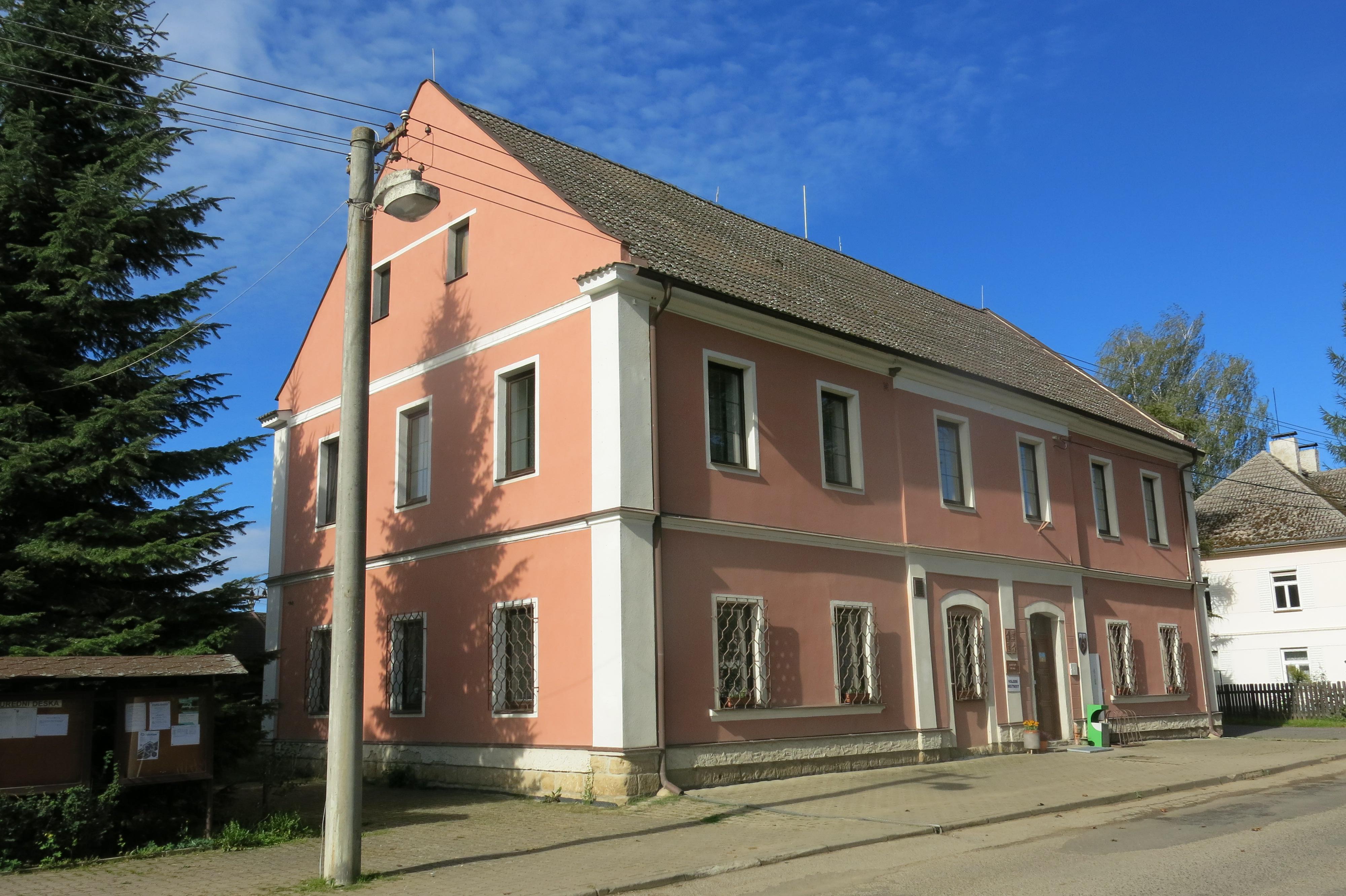 Tuhaň - obecní úřad foto 2