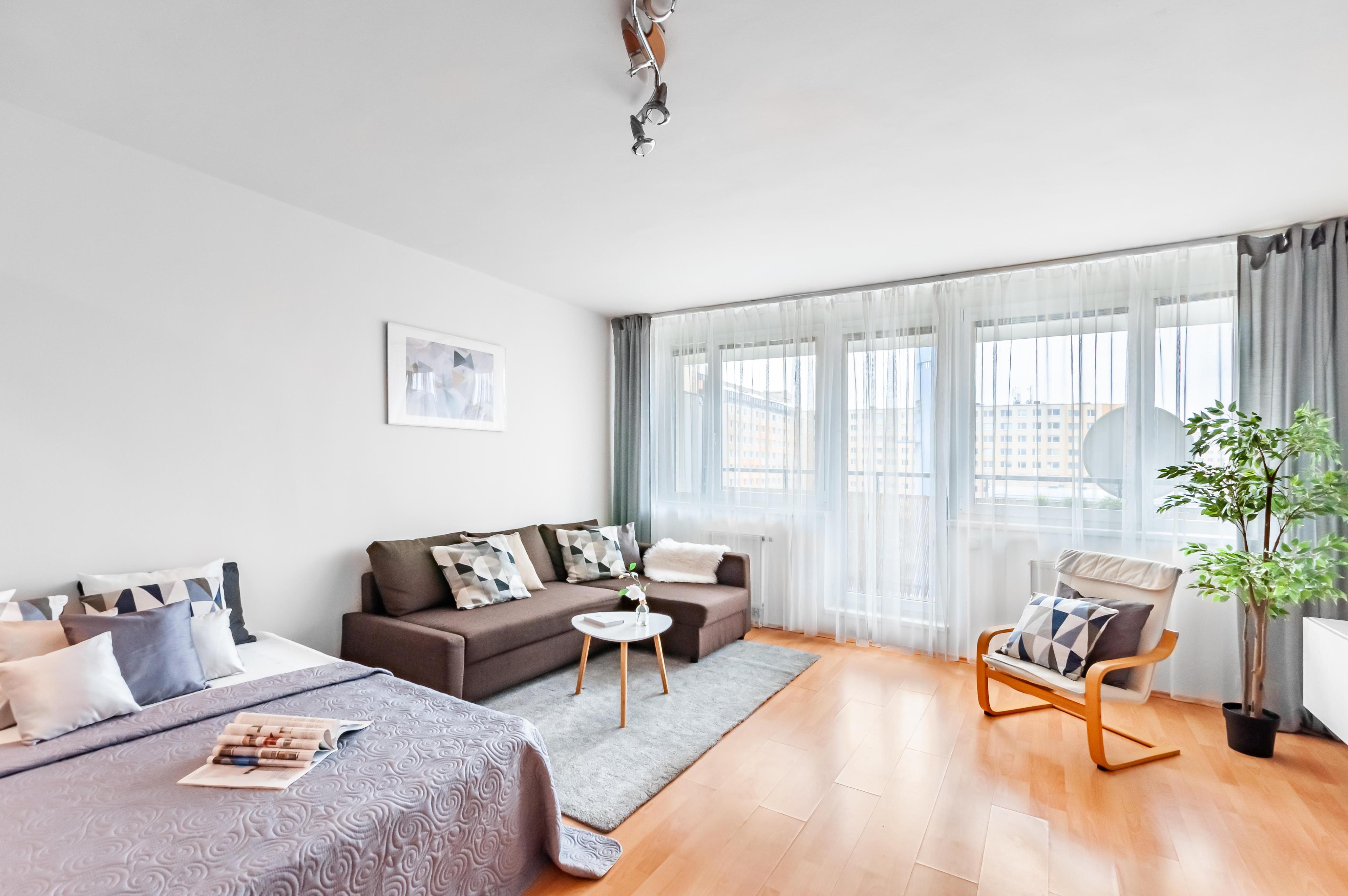 Jan Holický - Vaše šelma v realitní džungli