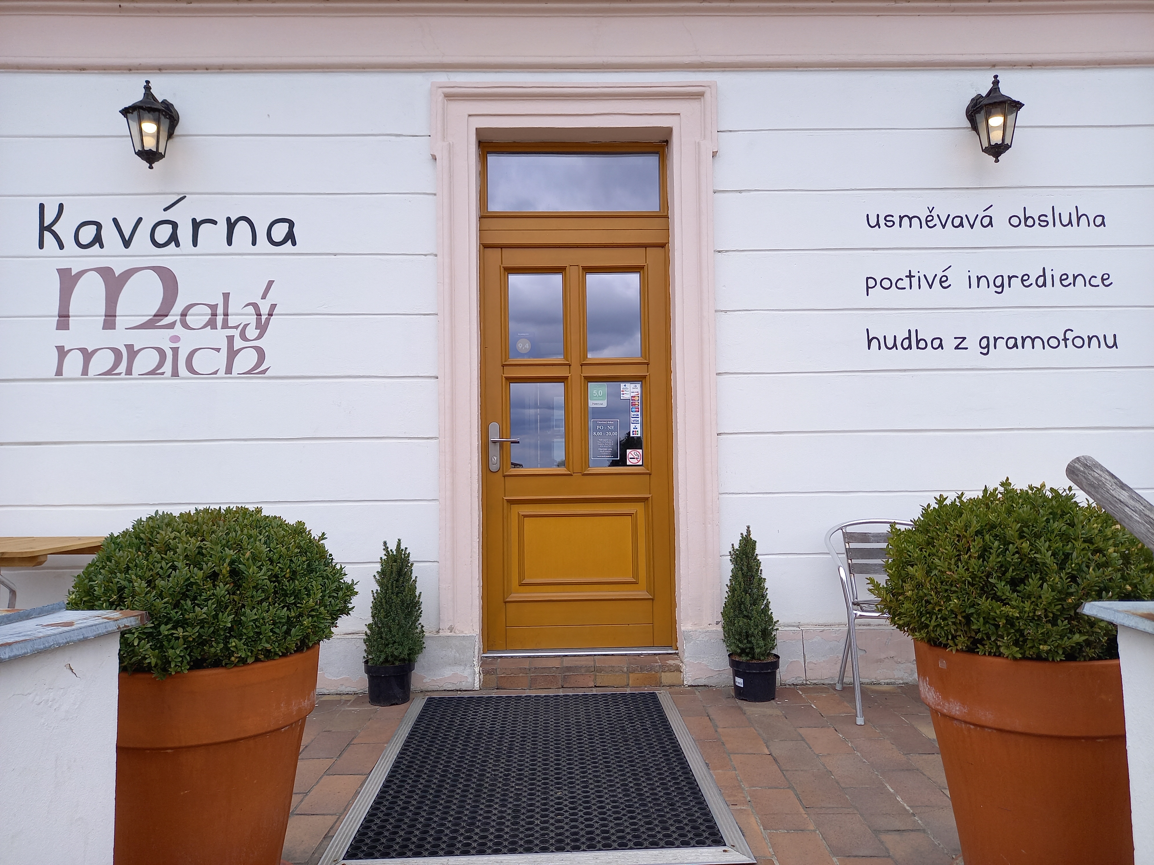 Malý mnich cafe foto 3
