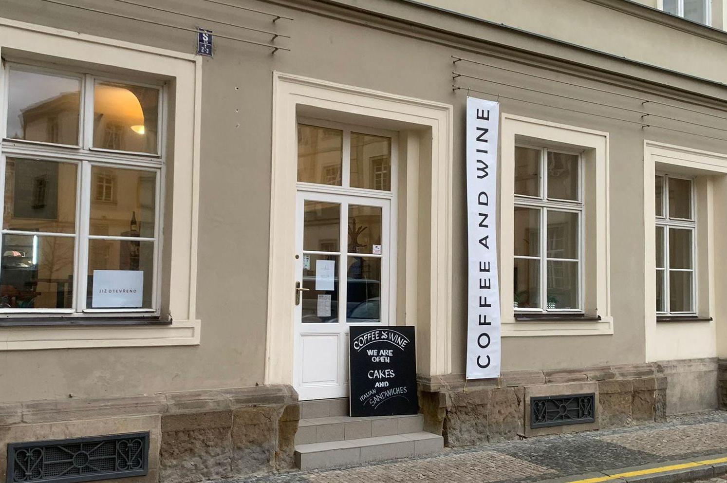 Coffee and wine U zábradlí