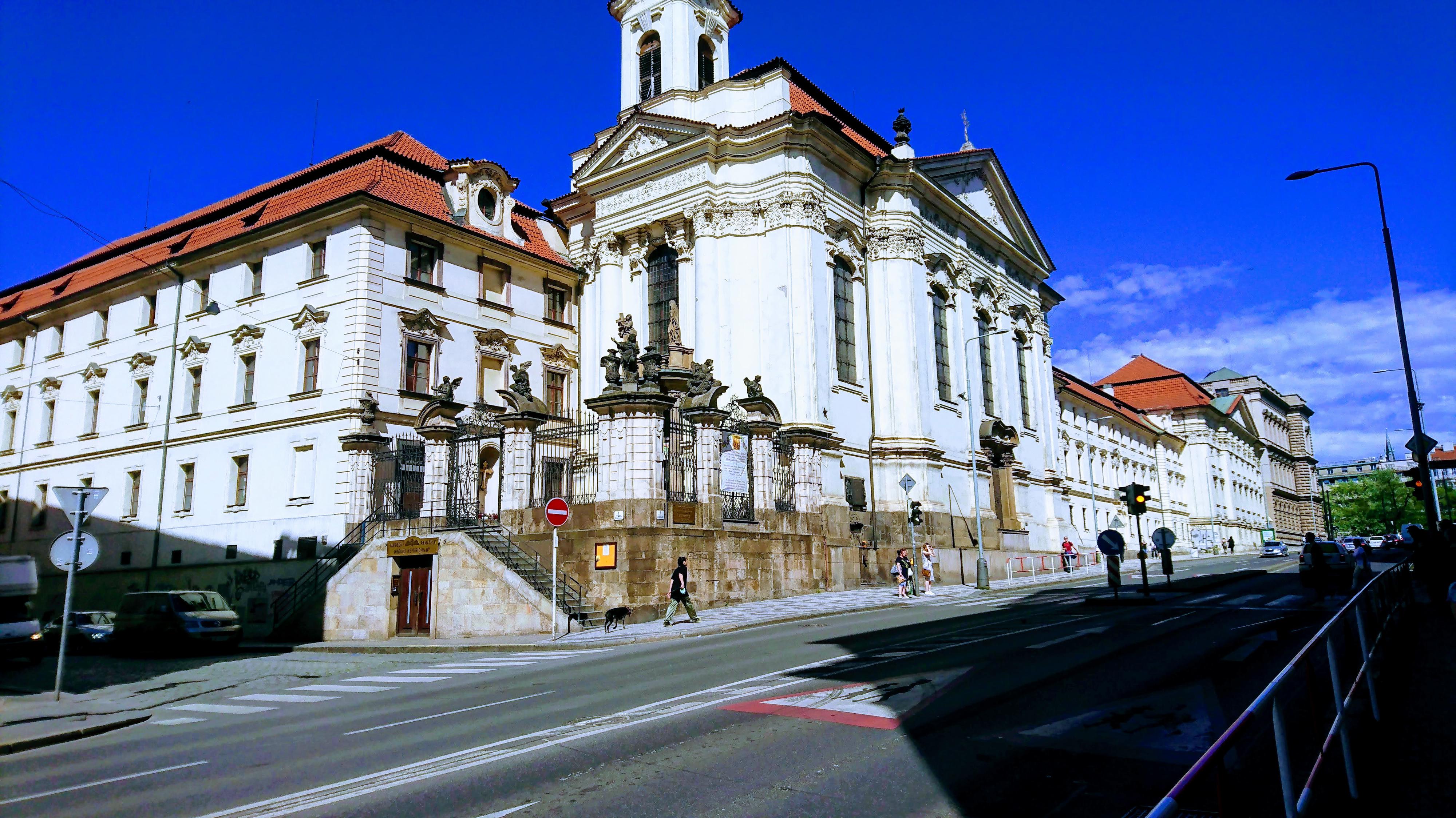 Národní památník hrdinů Heydrichiády - místo smíření při Pravoslavném chrámu sv. Cyrila a Metoděje