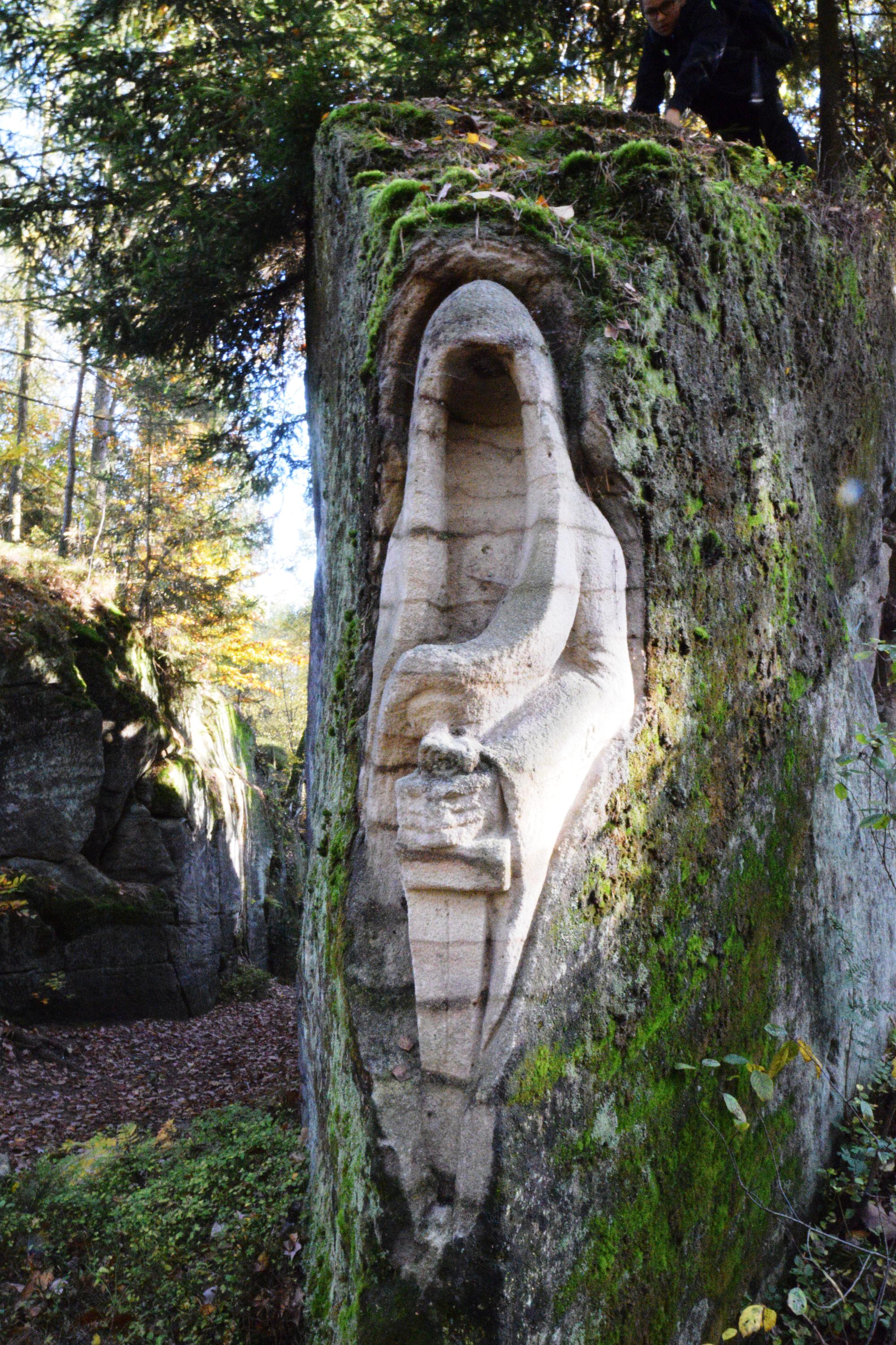 Sochy ve skalách foto 4