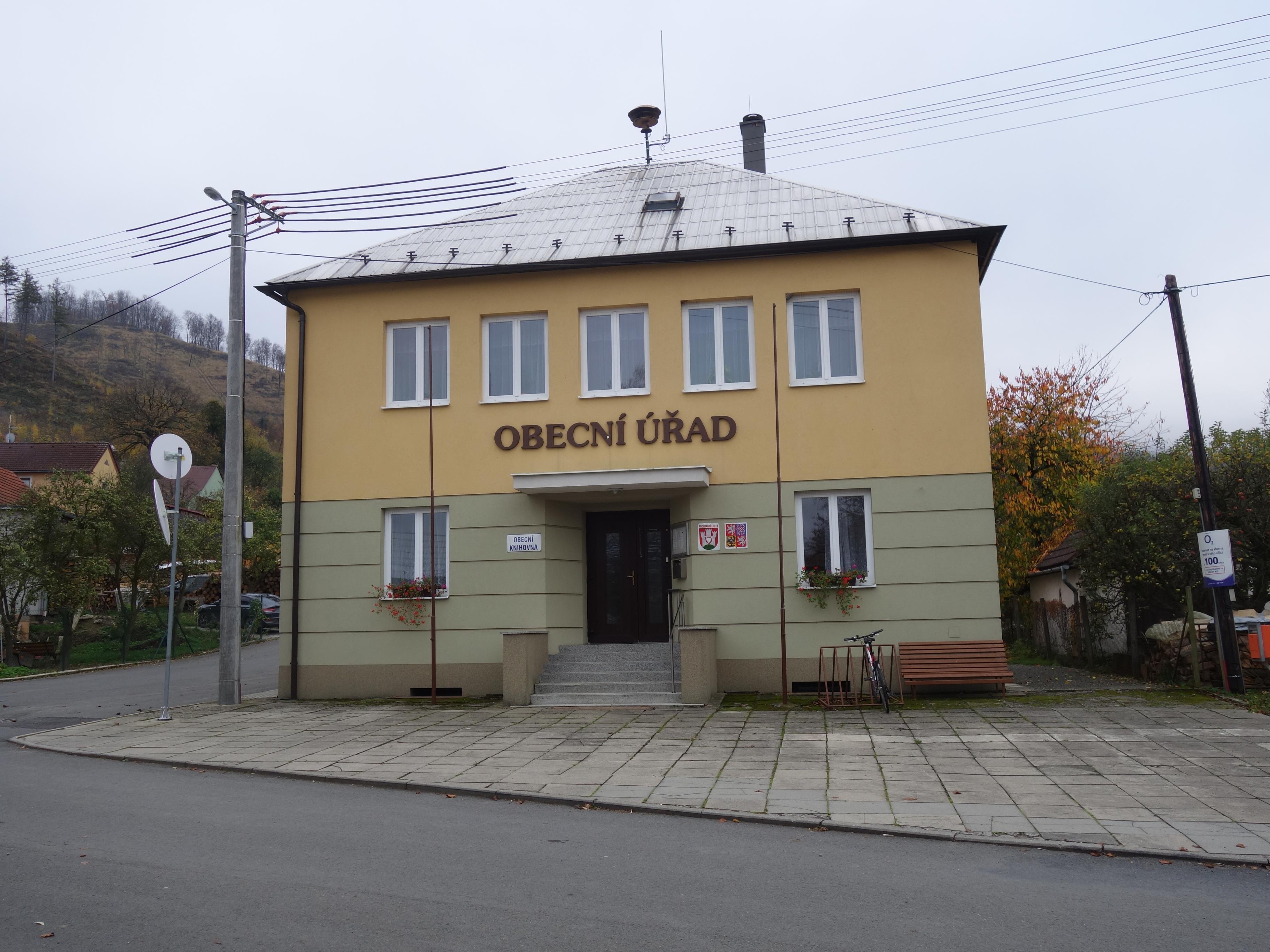 Podhradní Lhota - obecní úřad foto 3