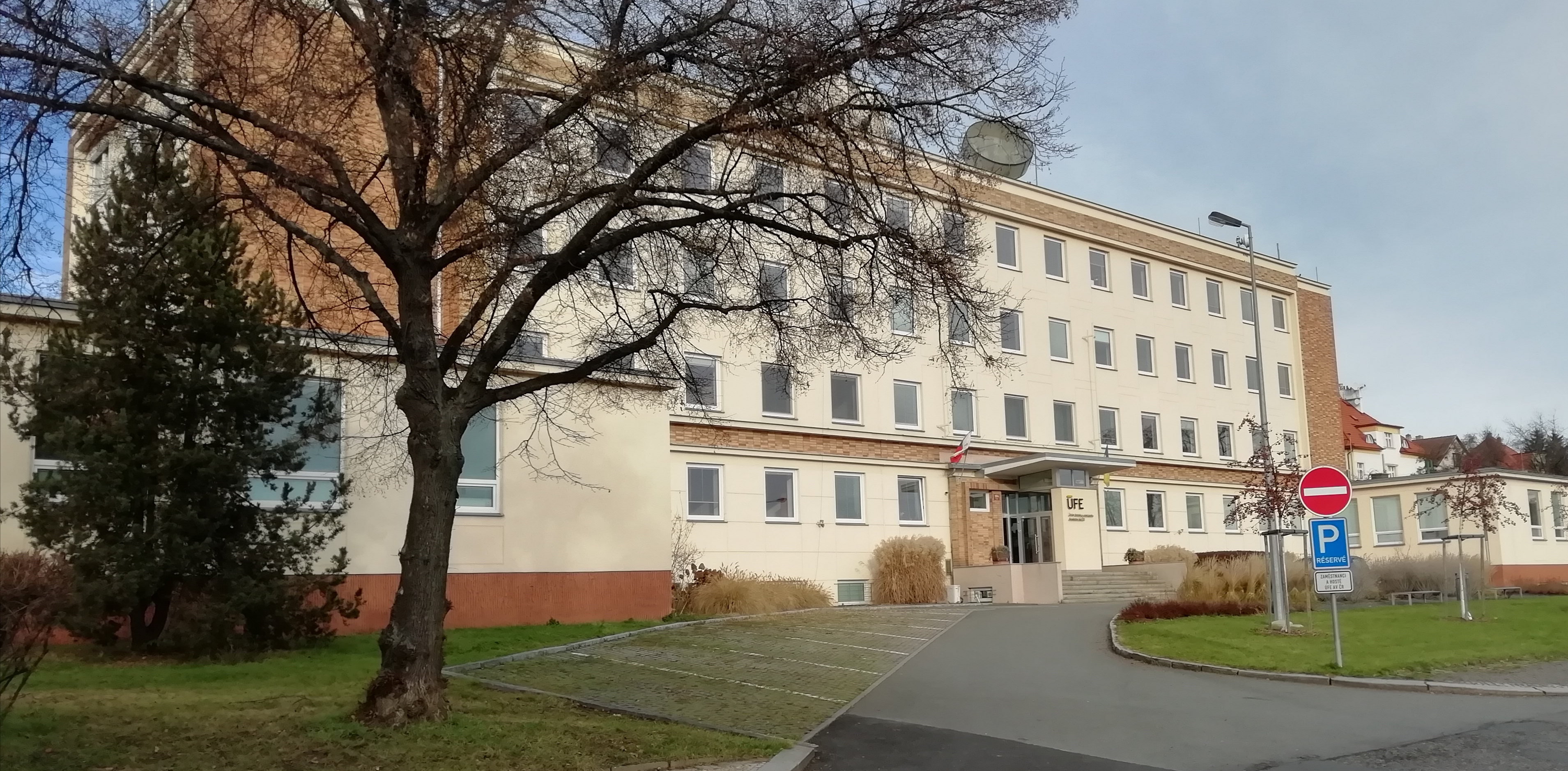 Ústav fotoniky a elektroniky AV ČR foto 6