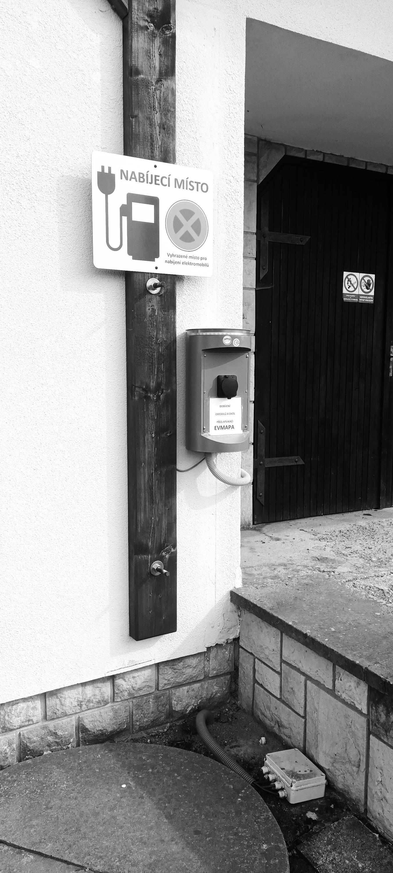 EVSELECT s.r.o. - Nabíjecí stanice foto 1