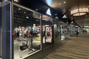Firemní grafika adidas Outlet