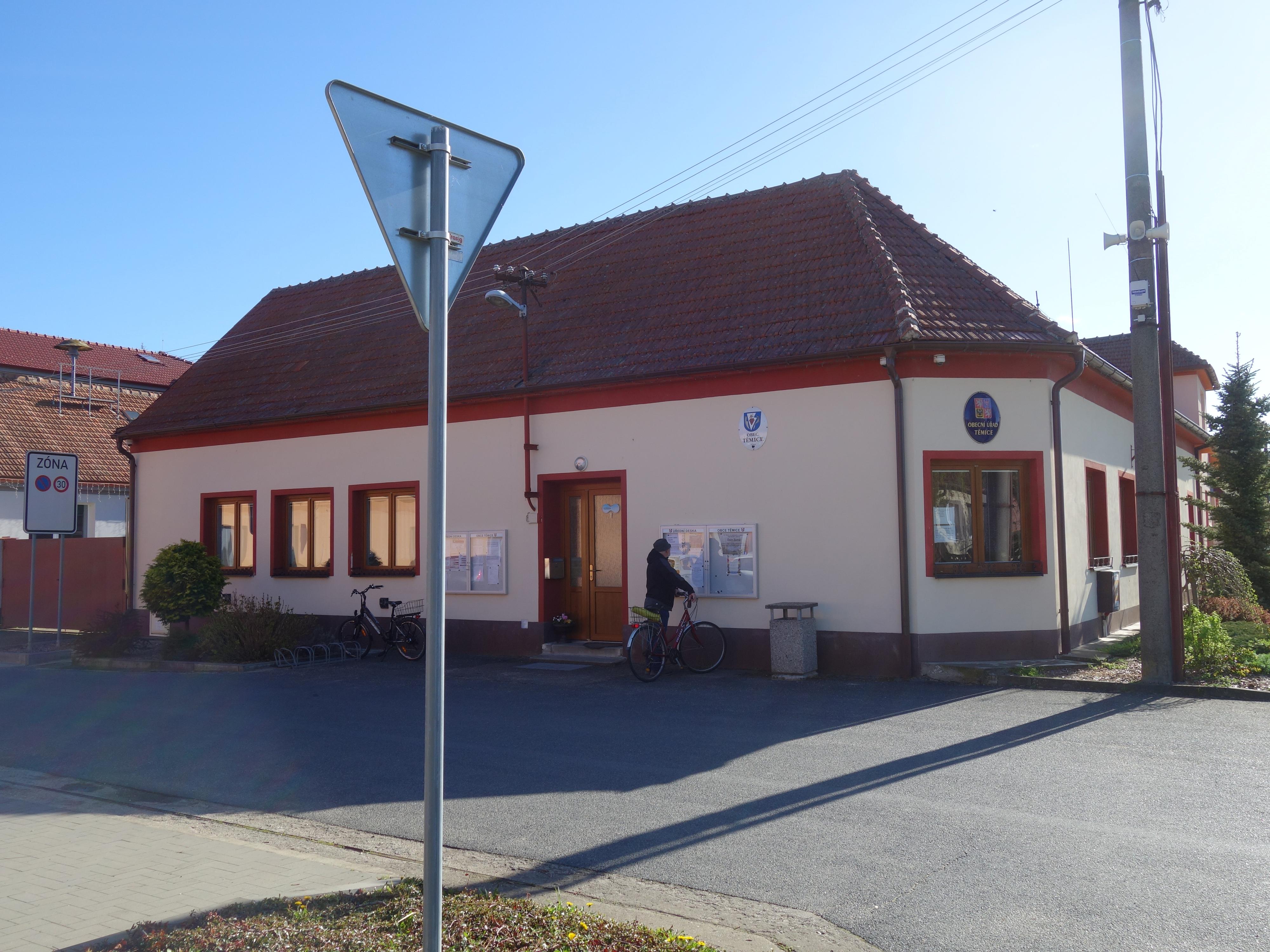 Těmice - obecní úřad foto 3