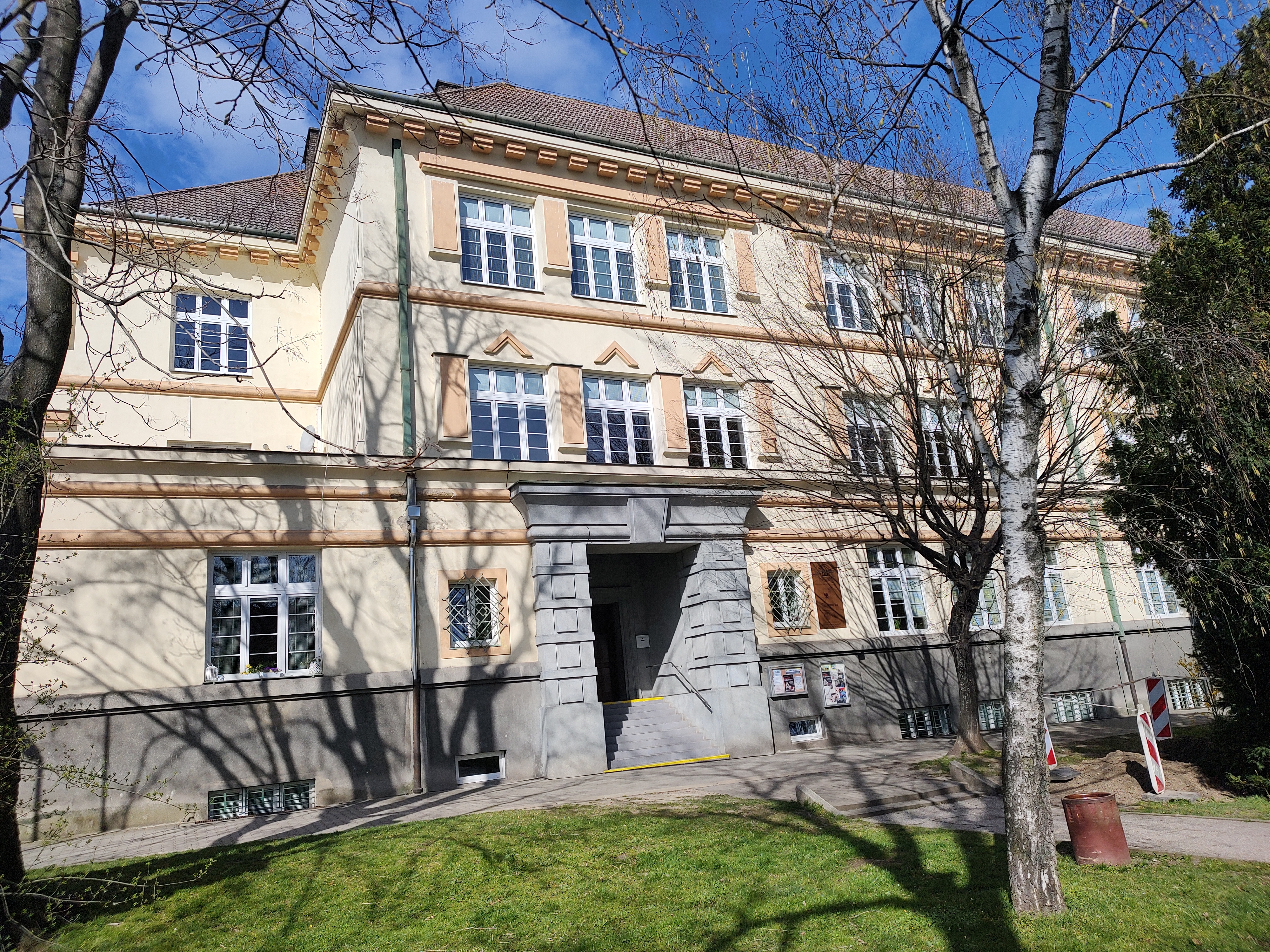 Gymnázium Lovosice, Sady pionýrů foto 2